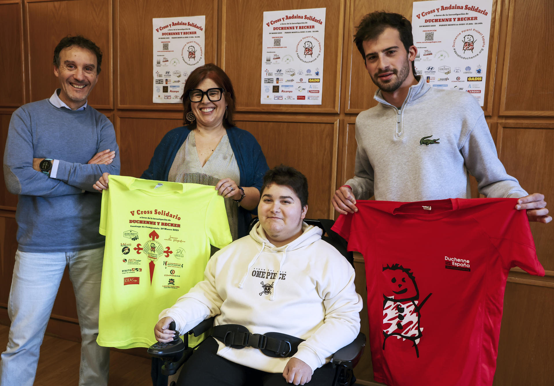 Presentación de la quinta edición de la caminata solidaria a favor de la investigación de Duchenne-Becker 'Unha tarde con Samuel', acto en el que participó este joven, Samuel Mata (2-d), junto a su padre Juanma Mata (i) que es apoderado de Duchenne Parent Project; la concejala de Deportes del ayuntamiento de Santiago, Pilar Lueiro (2i) y el representante de la federación Gallega de Cross, Fran Cendán (d). EFE/ Xoán Rey