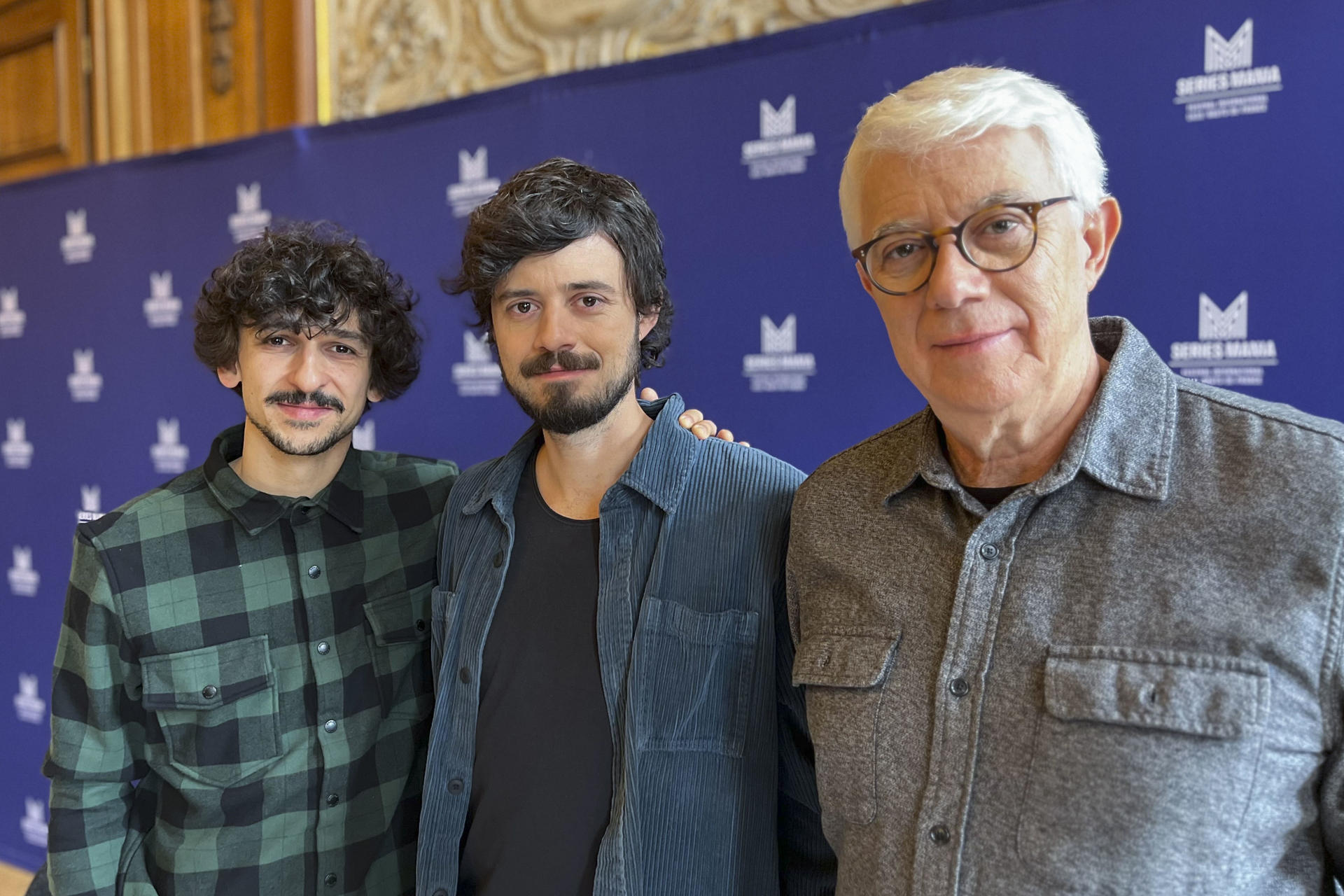 (izda-dcha)) El actor Ravel Andrade posa con los dos creadores de la serie, Pedro Morelli y Paulo Morelli. Raul Seixas, un "icono" del rock de Brasil que transgredió en lo artístico y en lo espiritual, merece ser reconocido fuera de su país como la mezcla brasileña entre Elvis Presley y Bob Dylan que fue, opina el equipo de la serie 'Raul Seixas: Eu Sou', que opta a premio en el festival francés Séries Mania. EFE/ Nerea González.