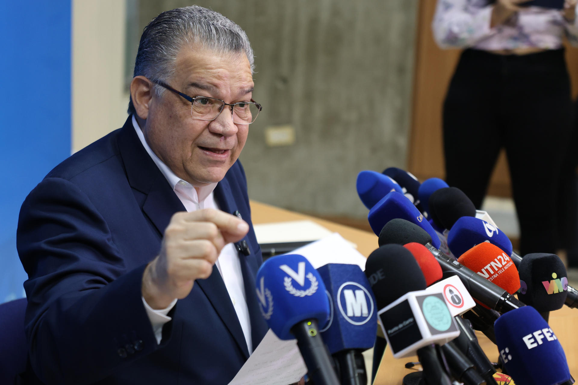 Fotografía de archivo, tomada el pasado 23 de agosto, en la que se registró al excandidato presidencial y líder del partido opositor de Venezuela 'Centrados en la Gente', Enrique Márquez, durante una rueda de prensa, en Caracas (Venezuela). EFE/Miguel Gutiérrez