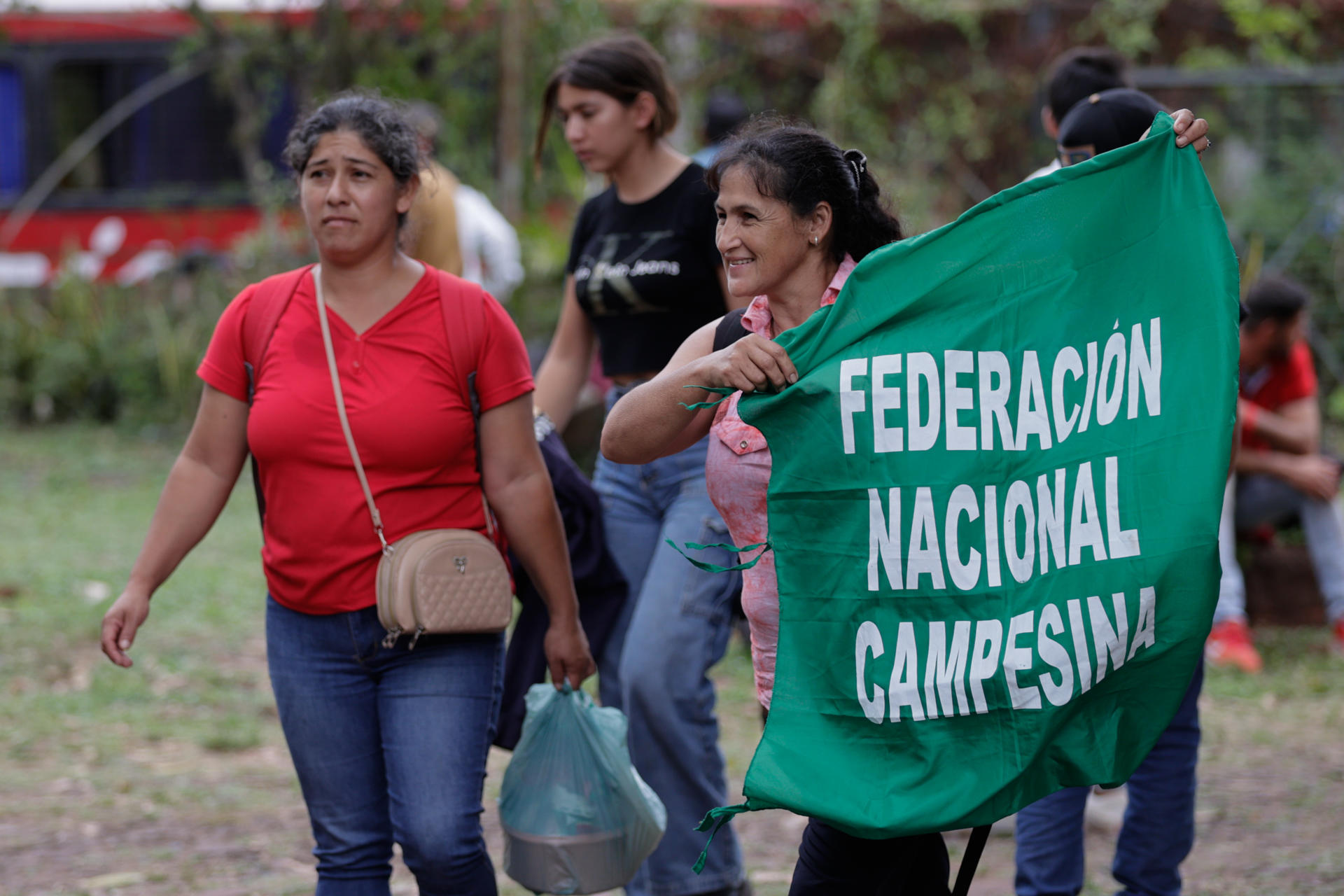 Integrantes de la Federación Nacional de Campesinos de Paraguay llegan al Seminario Metropolitano a una concentración previa a la marcha nacional campesina, este miércoles, en Asunción (Paraguay). EFE/ Juan Pablo Pino