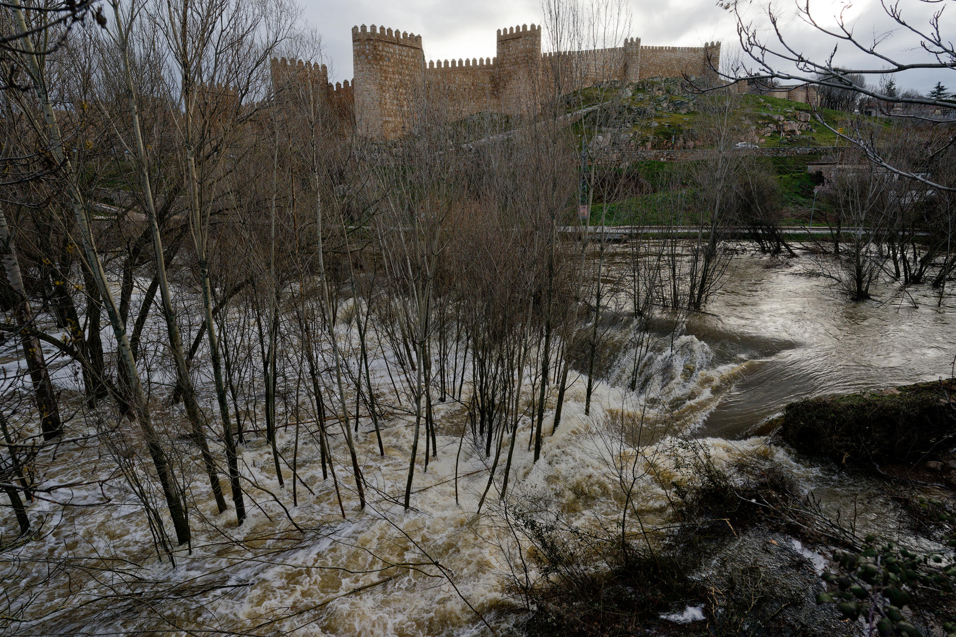 Vista del río Adaja a su paso por Ávila este sábado. EFE/Raúl Sanchidrián