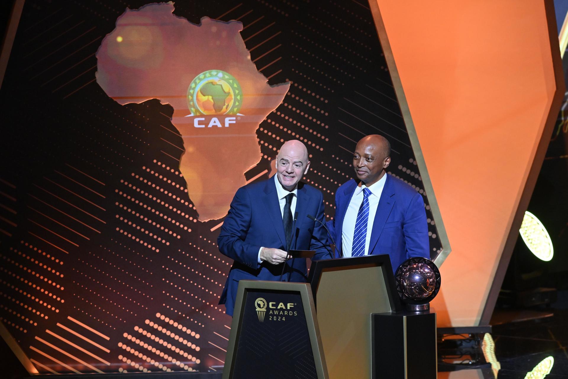 Foto de archivo del presidente de la Confederación Africana de Fútbol, Patrice Motsepe (D) junto al presidente de la FIFA, Gianni Infantino. EFE/EPA/JALAL MORCHIDI