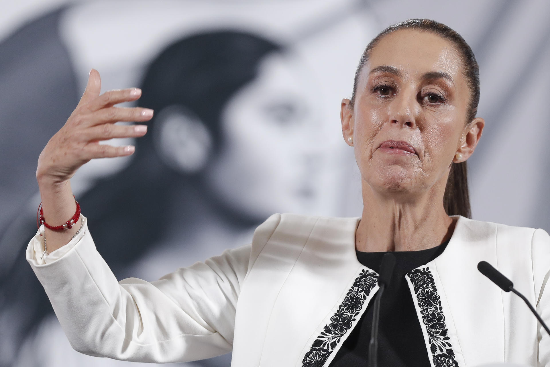 La presidenta de México, Claudia Sheinbaum, participa en una rueda de prensa este miércoles, en el Palacio Nacional en Ciudad de México (México). EFE/ Isaac Esquivel