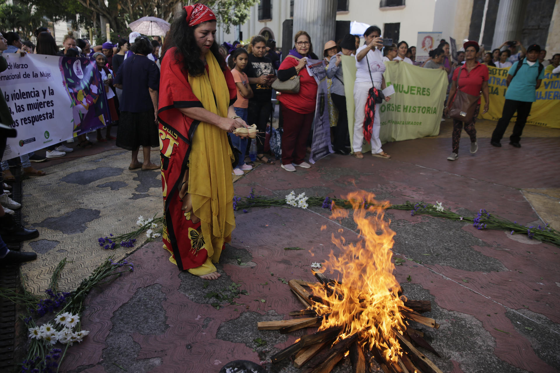 Una mujer observa una fogata durante una manifestación en el marco del Día Internacional de la Mujer este viernes, frente al Parlamento en Tegucigalpa (Honduras). EFE/ Gustavo Amador
