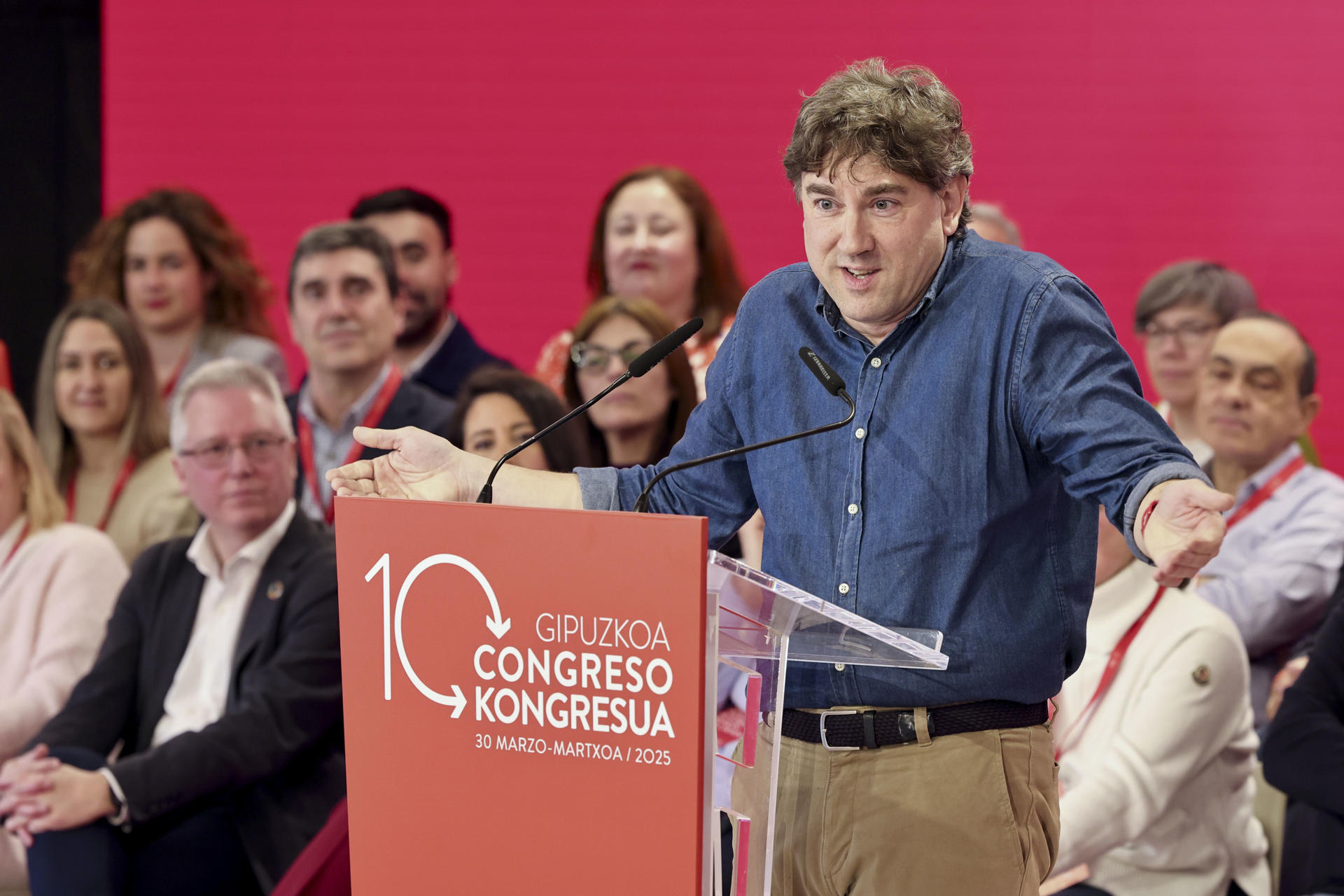 El secretario general de los socialistas vascos Eneko Andueza(d) en la celebración del X Congreso del PSE-EE de Gipuzkoa en el que se ha reelegido a José Ignacio Asensio (i) como secretario general y a Azahara Domínguez(d) como vicesecretaria de la formación gipuzkoana.EFE/Javi Colmenero