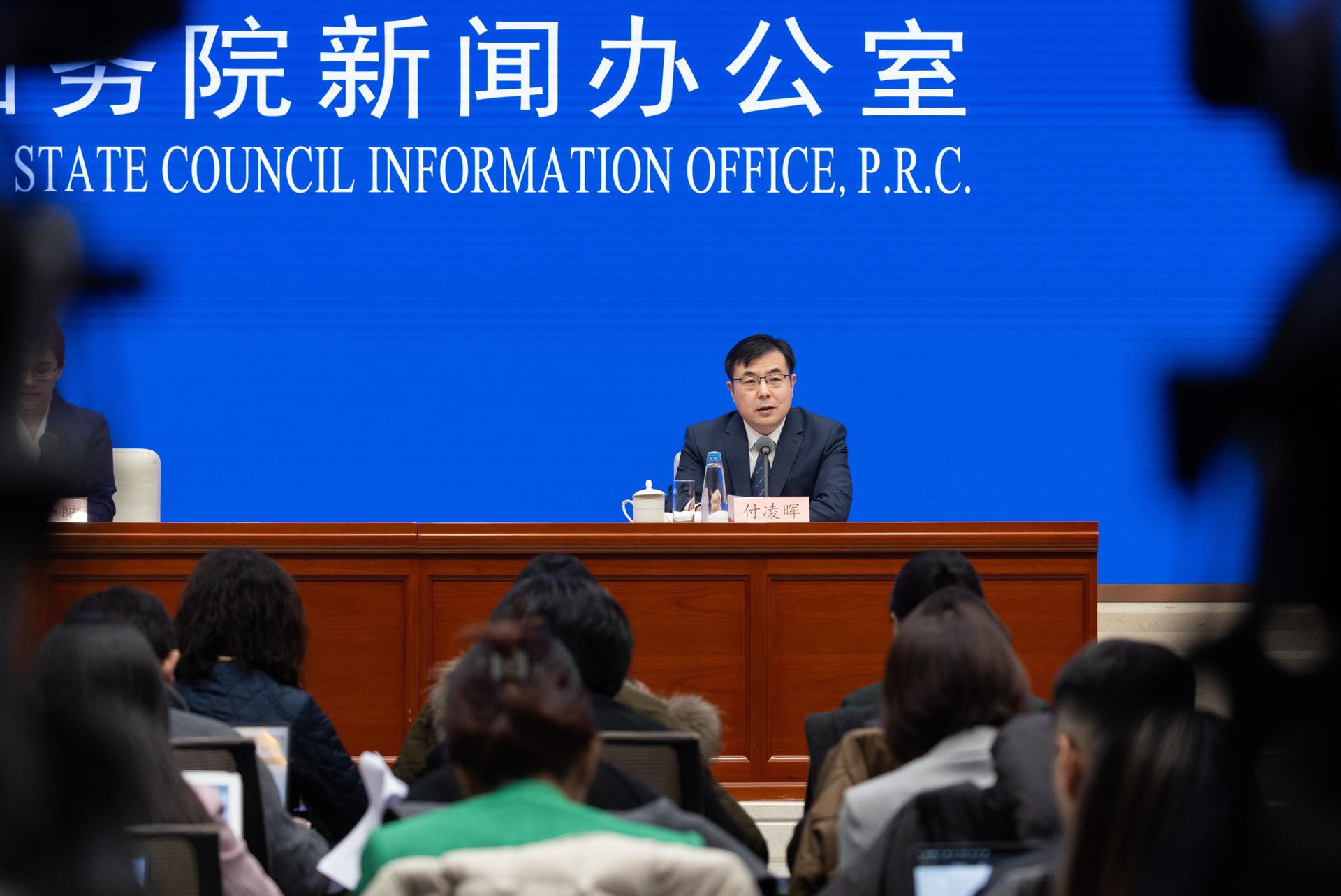 El portavoz y director general del Departamento de Estadísticas Integrales de la Oficina Nacional de Estadísticas de China, Fu Linghui, fue registrado este lunes, 17 de marzo, durante una conferencia de prensa, en Pekín (China). EFE/Jessica Lee