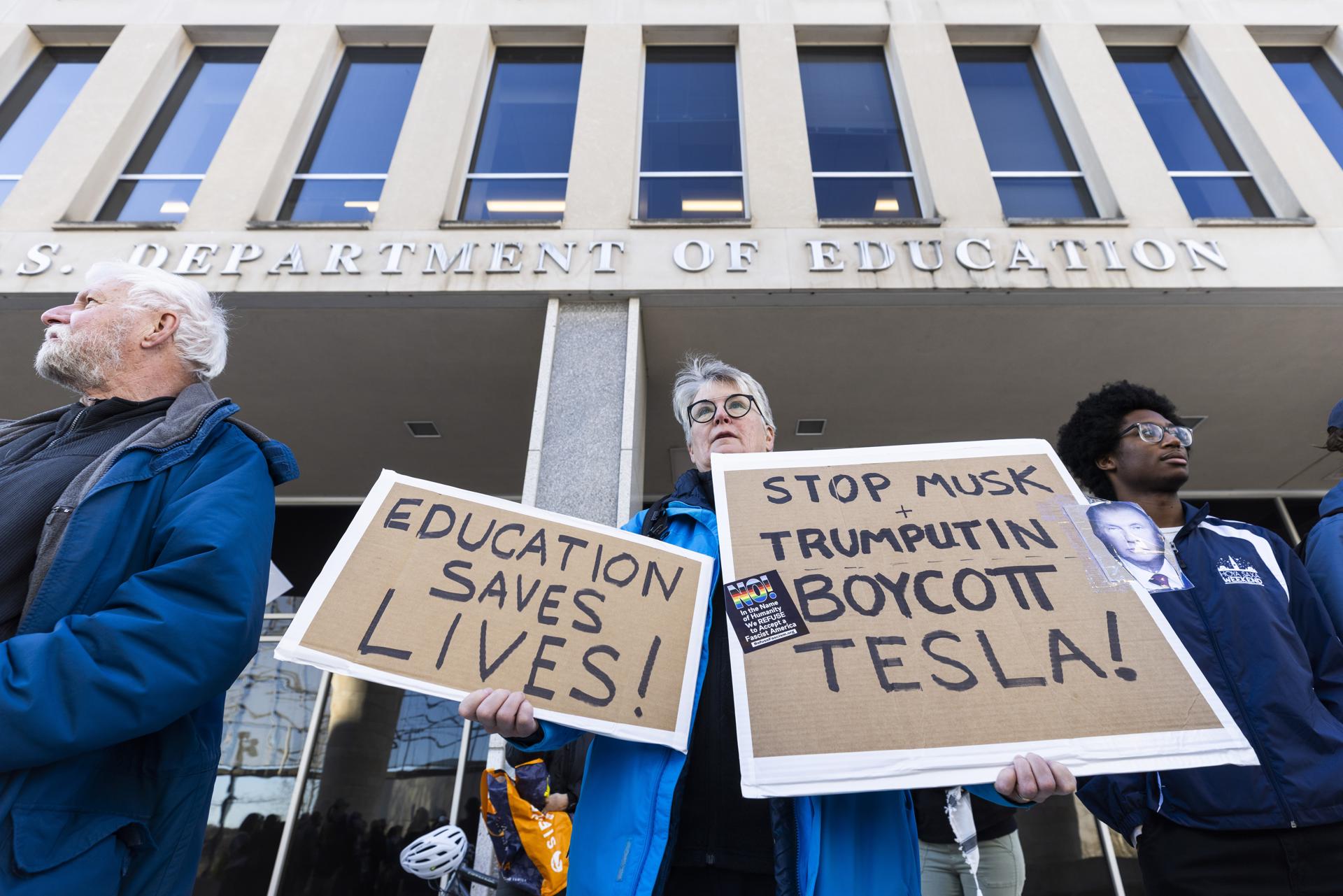 Funcionarios y simpatizantes del Departamento de Educación se manifiestan frente al departamento en Washington, D.C., EE. UU., el 11 de marzo de 2025. EFE/EPA/JIM LO SCALZO
