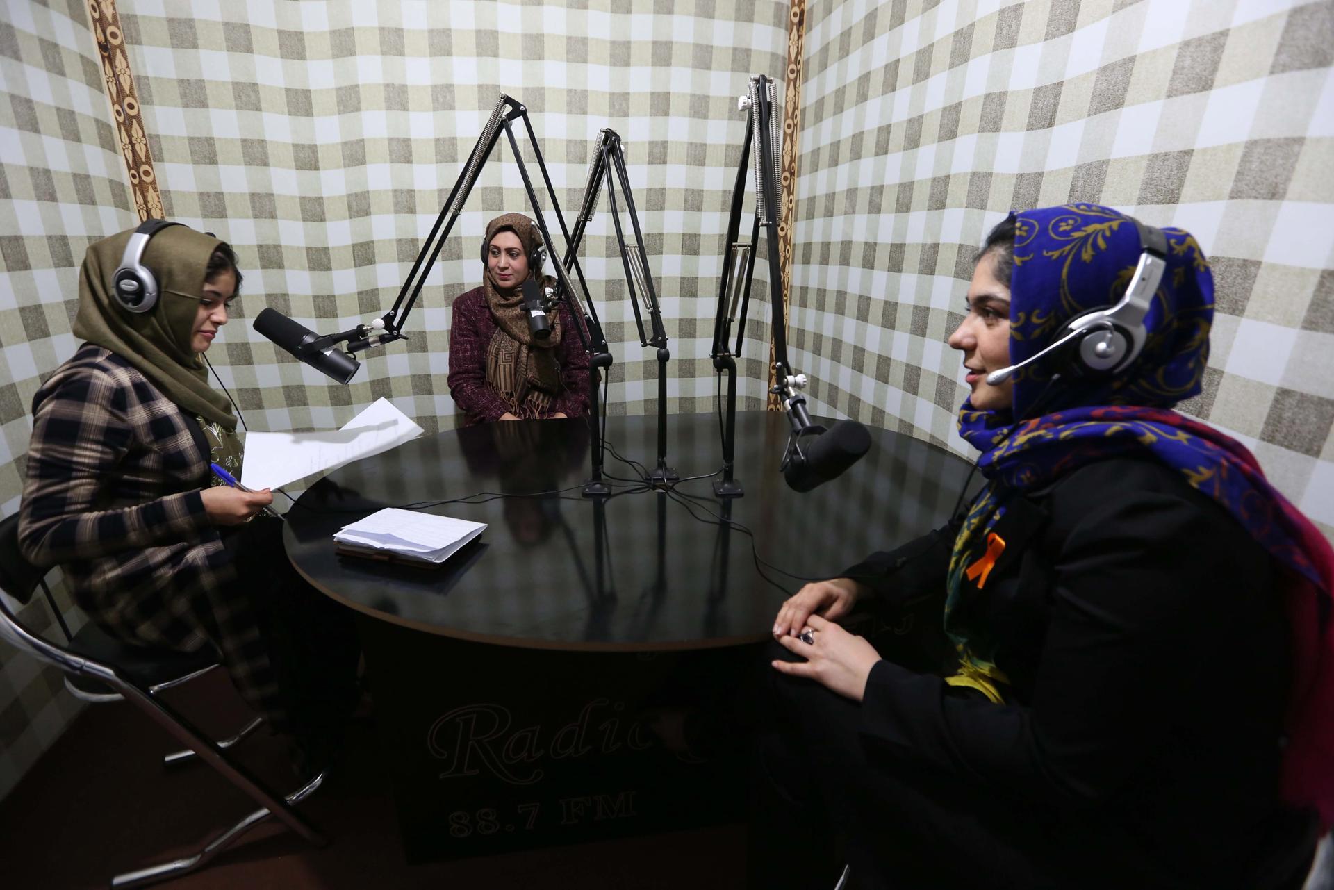 Unas periodistas afganas en la emisora Radio Sahar el 7 de diciembre de 2016 en Herat (Afganistán). EFE/JALIL REZAYEE