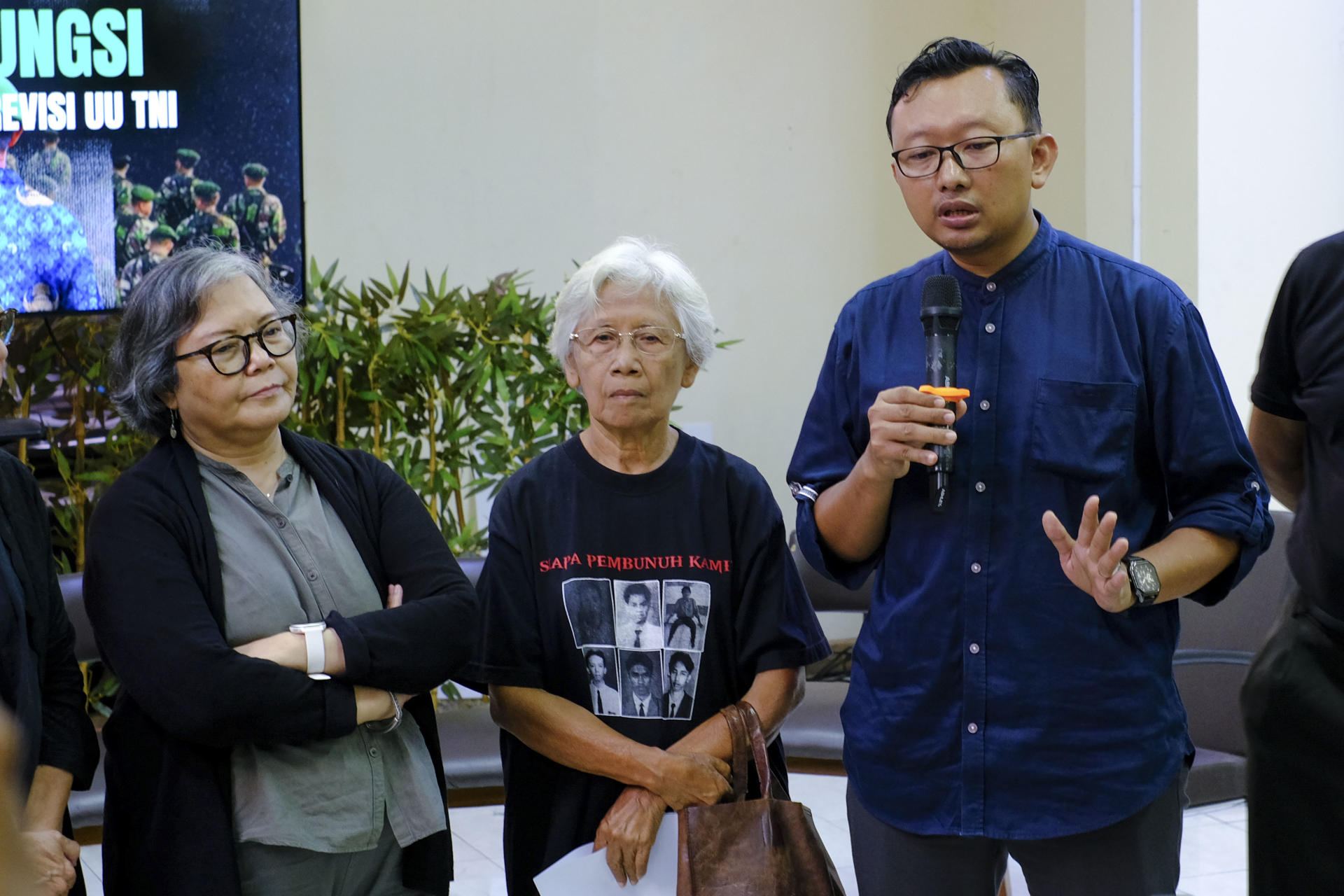 BANGKOK, 17/03/2025.- Un grupo de activistas indonesios y de ONG se opusieron este lunes a la propuesta del Gobierno del exgeneral Prabowo Subianto de revisar una ley para permitir un mayor acceso de militares a puestos gubernamentales, tras años de desmilitarización de las instituciones de la tercera mayor democracia del mundo. EFE/ Steven Handoko