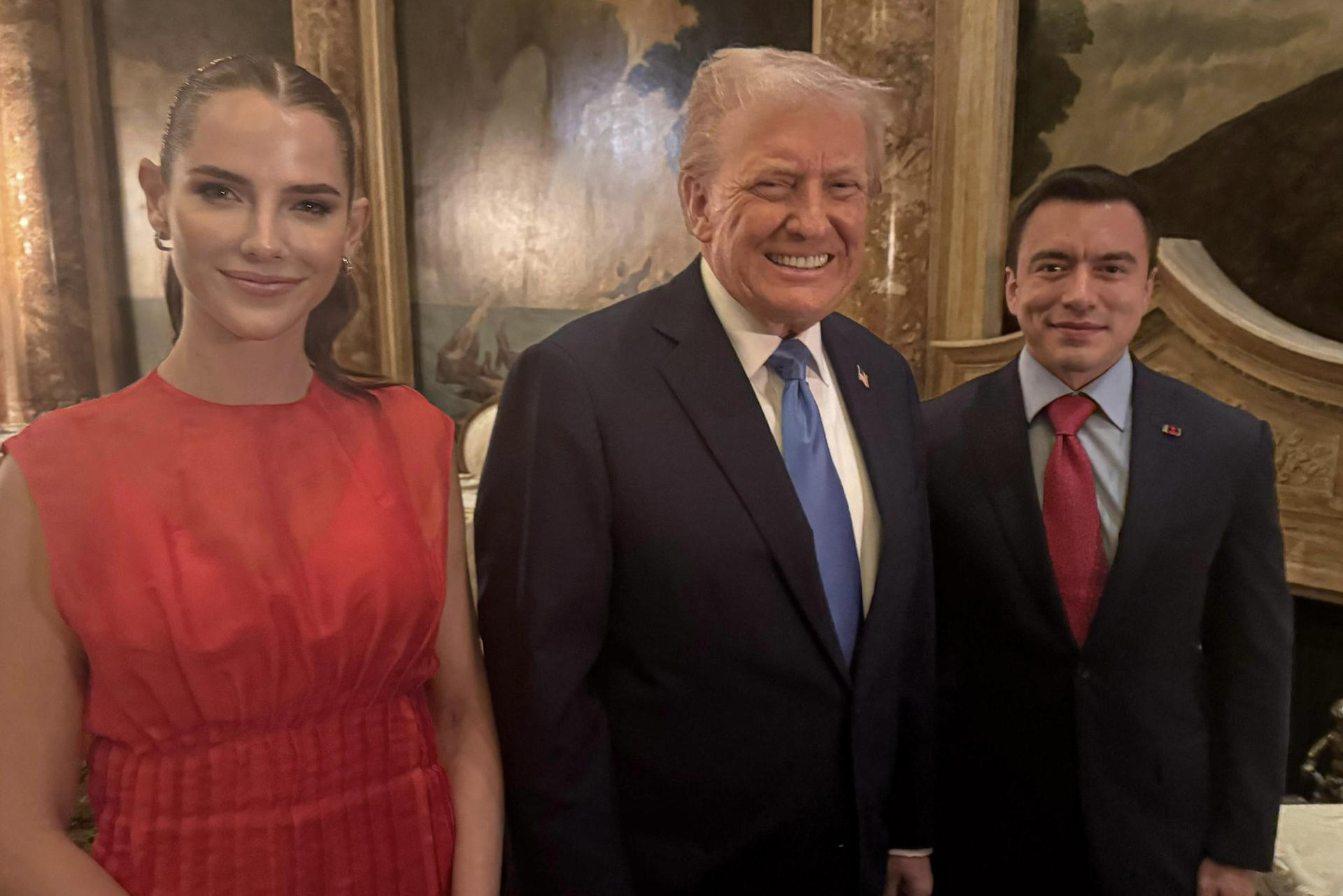 Fotografía tomada de la cuenta de la red social X de @DanielNoboaOk donde aparecen el presidente de Estados Unidos, Donald Trump (c), su homólogo de Ecuador, Daniel Noboa, y su esposa, Lavinia Valbonesi durante una reunión este sábado, 29 de marzo, en  Palm Beach (FL, EE.UU.). EFE/@danielnoboaok