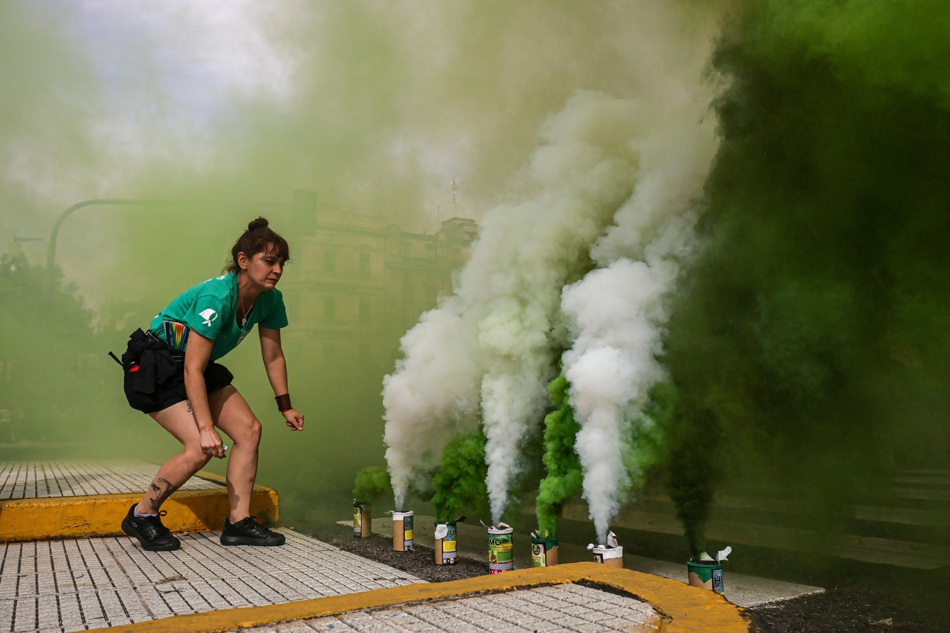 Una mujer participa en una manifestación en el marco del Día Internacional de la Mujer este sábado, en Buenos Aires (Argentina). EFE/ STR