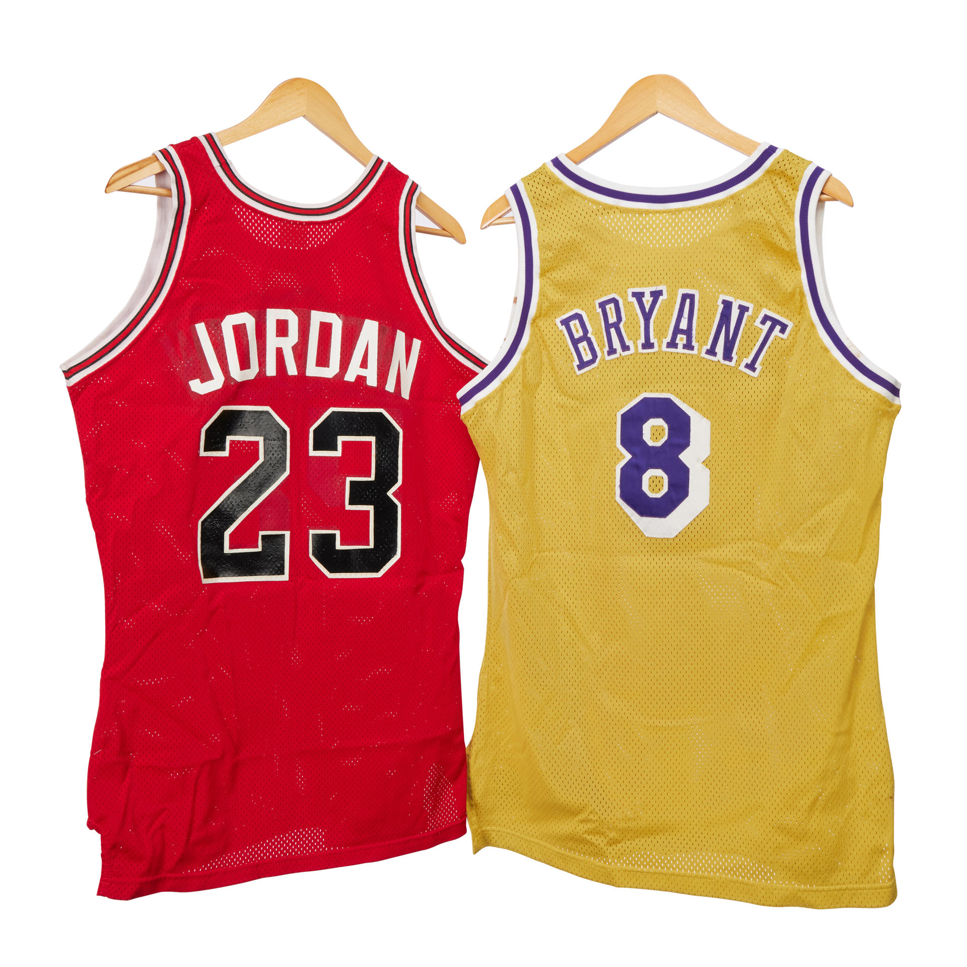 Fotografía cedida por Sotheby's de las camisetas del debut de Michael Jordan con los Bulls y de Kobe Bryant con los Lakers. EFE/Sotheby's