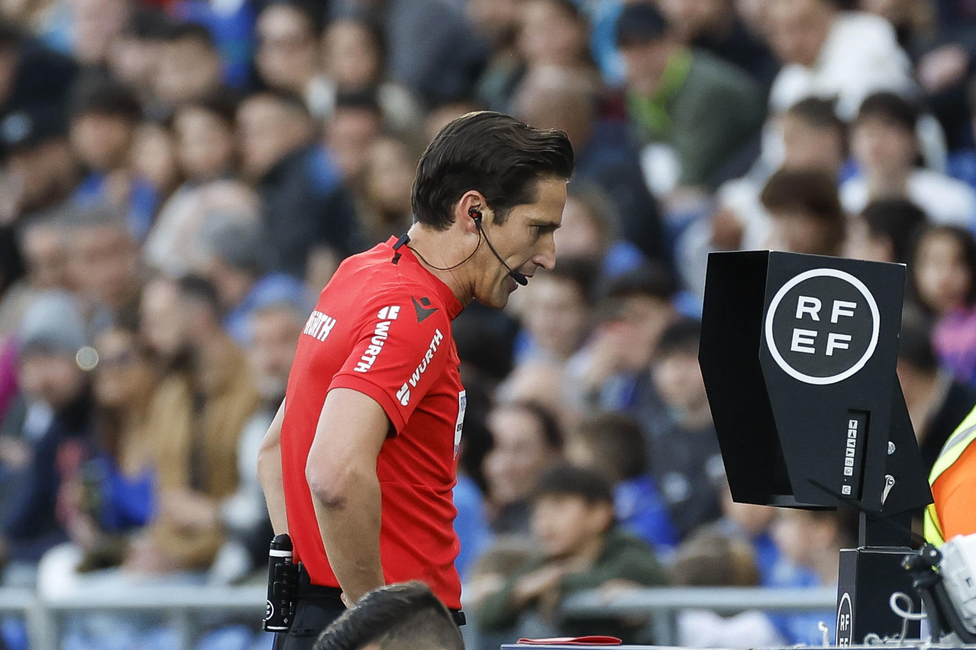 El árbitro andaluz José Luis Munuera Montero, que dirigirá el partido de vuelta de la semifinal de la Copa del Rey entre el Atlético de Madrid y el Barcelona, observa una jugada en el monitor del VAR. EFE/Juanjo Martín