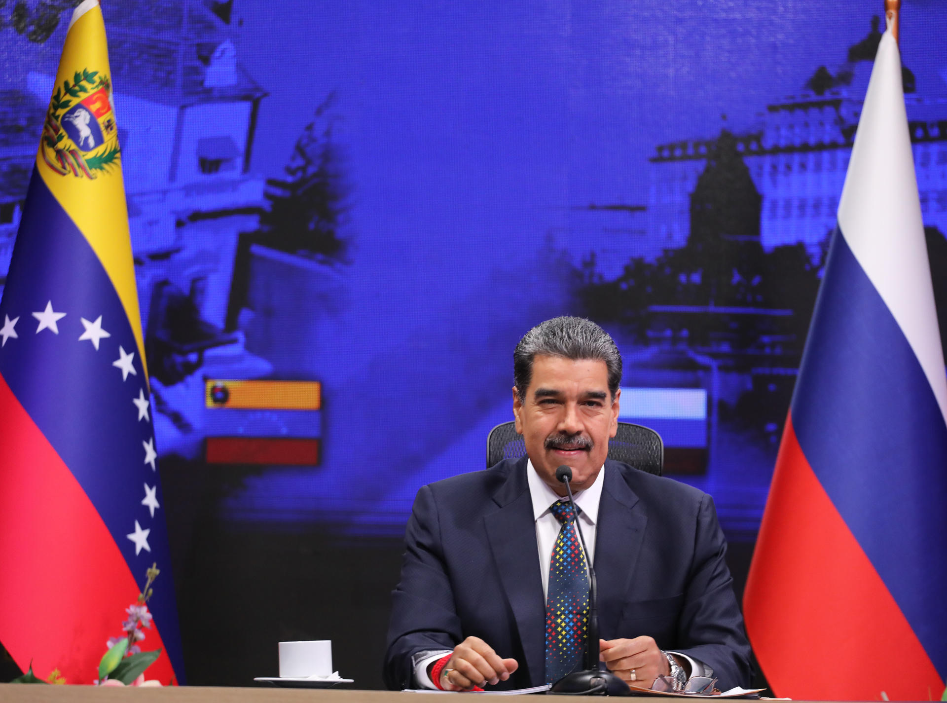 Fotografía cedida donde se observa a Nicolás Maduro en una videoconferencia oficial con el presidente de Rusia, Vladímir Putin. EFE/ Palacio de Miraflores