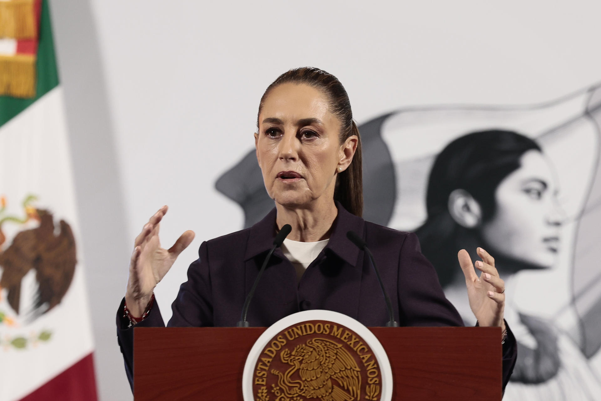La presidenta de México, Claudia Sheinbaum, habla durante su conferencia de prensa diaria este jueves, en Palacio Nacional de la Ciudad de México (México). EFE/ José Méndez