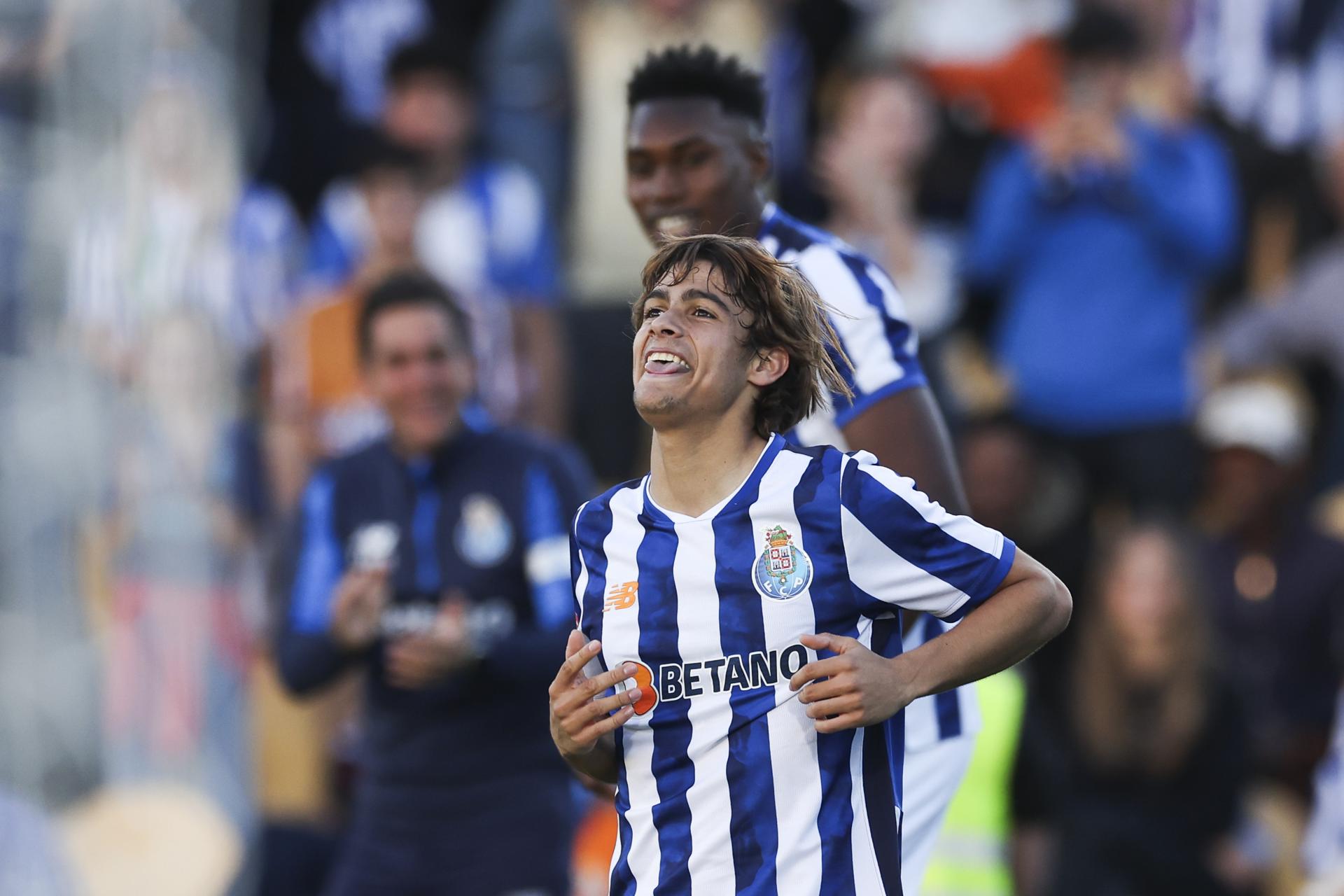 El jugador del FC Porto Rodrigo Mora (I) celebra con su compañero Samu Aghehowa un gol durante el partido de la Primera Portuguesa que han jugado Estoril Praia y FC Porto, en el Antonio Coimbra da Mota Stadium, en Estoril, Portugal. EFE/EPA/JOSE SENA GOULAO