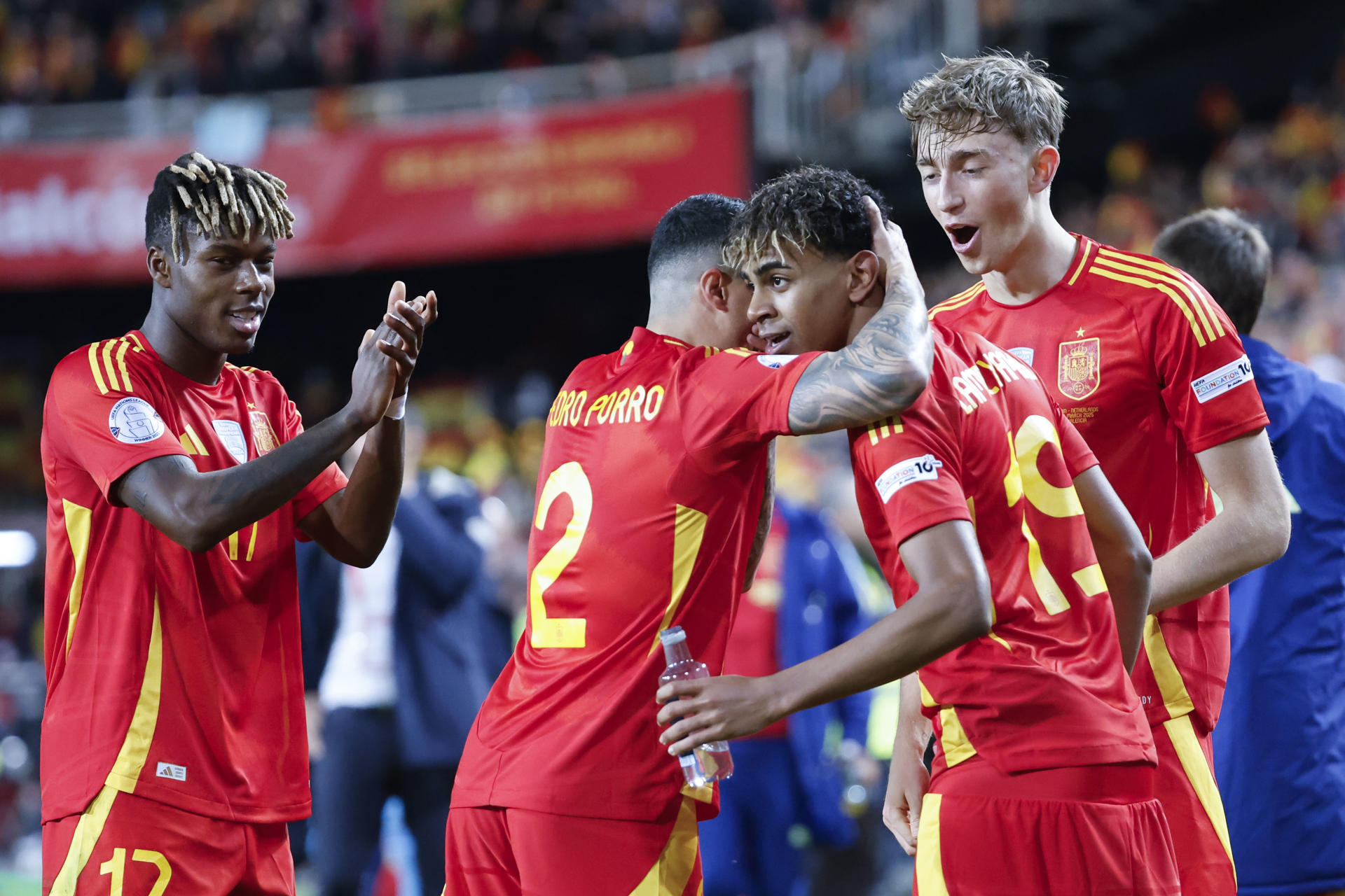 El delantero de la selección española Lamine Yamal (2-d) celebra con sus compañeros tras marcar el tercer gol ante Países Bajos, en el estadio de Mestalla, en Valencia. EFE/Ana Escolar