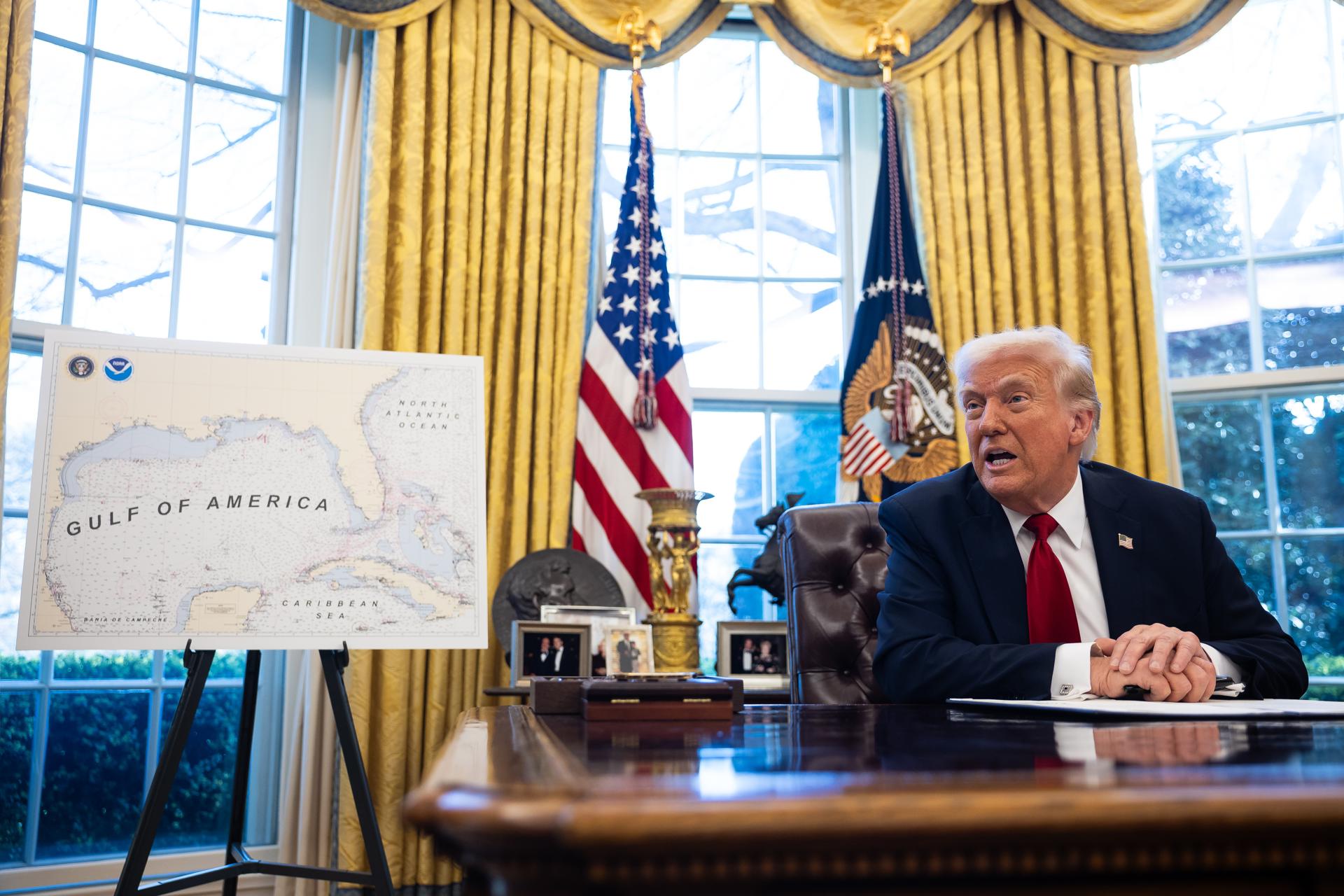 El presidente de Estados Unidos, Donald Trump, pronuncia un discurso sobre los aranceles a los automóviles y otros temas en la Oficina Oval de la Casa Blanca, en Washington, DC, EE.UU., el 26 de marzo de 2025.EFE/EPA/FRANCIS CHUNG / POOL