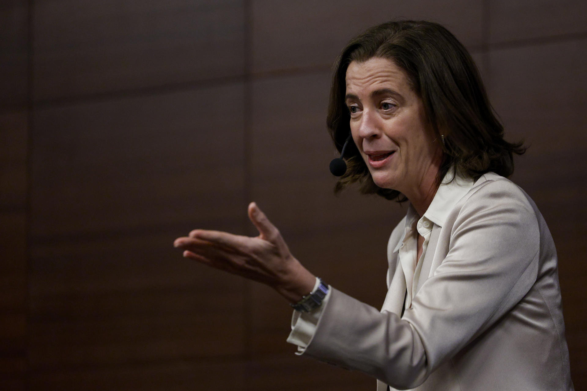 La presidenta de la Asociación Española de Banca (AEB), Alejandra Kindelan, durante su conferencia "Retos empresariales y financieros de 2025" en la feria Forinvest. EFE/Kai Försterling