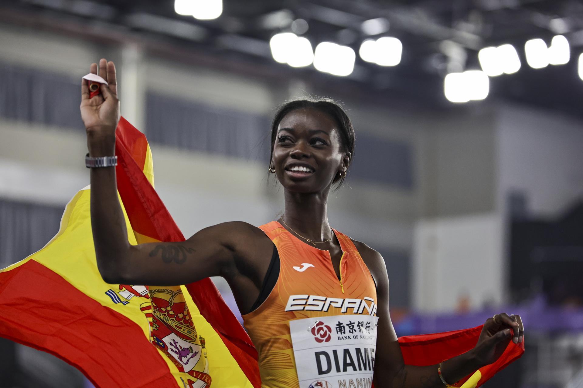 Fatima Diame celebra la conquista de la medalla de bronce en la final del salto de longitud de los Mundiales de Atletismo en pista cubierta que se disputan en Nanjing (China). EFE/EPA/ANDRES MARTINEZ CASARES