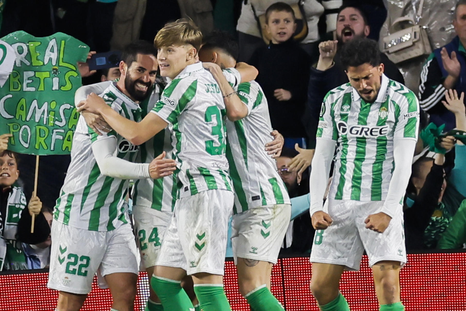 Isco (i) es felicitado por sus compañeros tras anotar el segundo gol del Betis frente al Vitoria de Guimaraes, en el partido de ida de los octavos de final de la Liga Conferencia. EFE/José Manuel Vidal