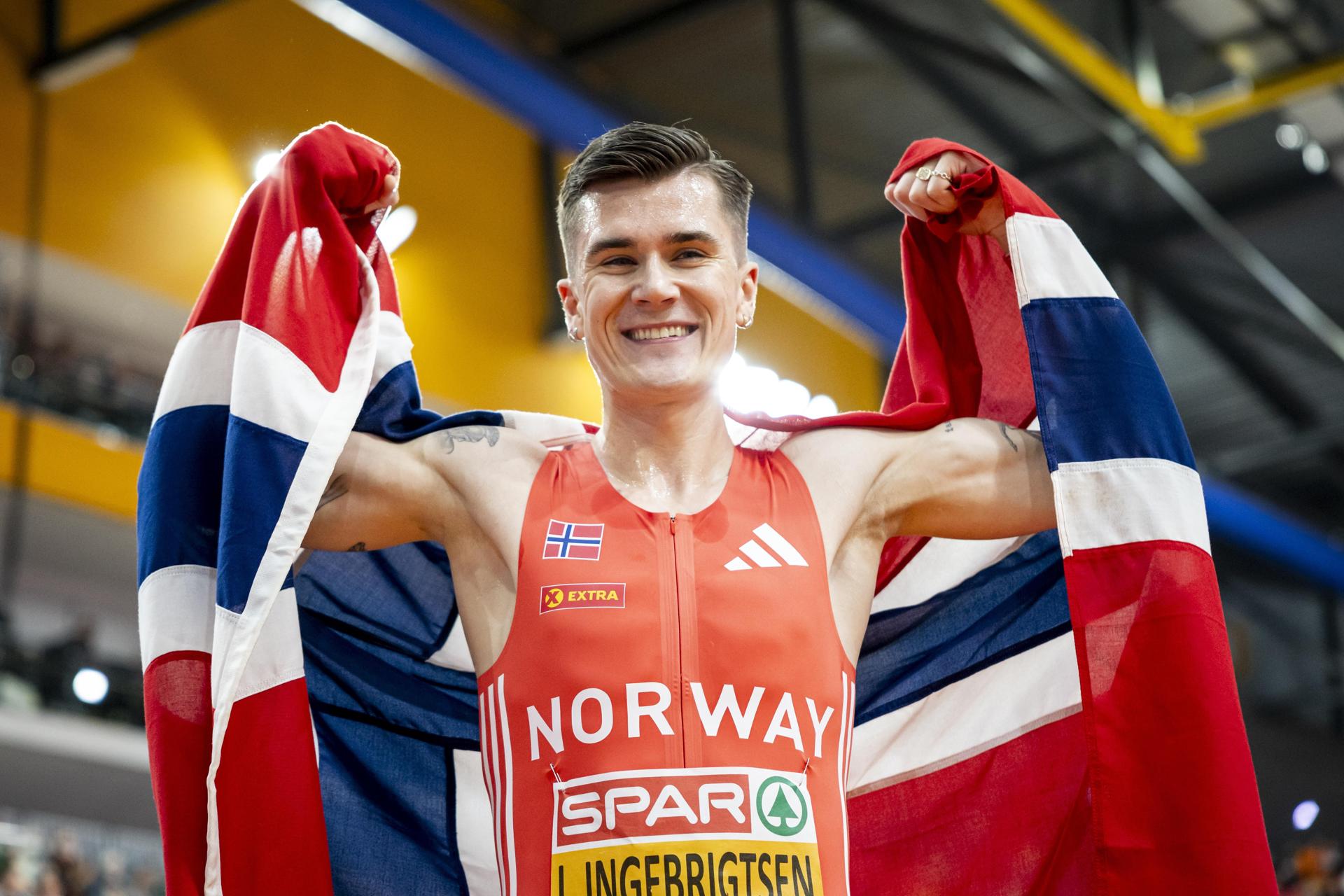 El noruego Jakob Ingebrigtsen celebra la victoria en los 1500 m de los Europeos en pista de cubierta disputados en Apeldoorn (Países Bajos) EFE/EPA/Robin van Lonkhuijsen