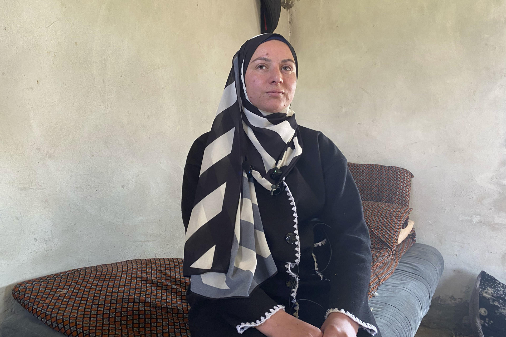 Las autoridades israelíes liberaron este martes al palestino Hamdan Ballal, codirector del oscarizado documental 'No Other Land', tras pasar la noche detenido después de sufrir una paliza a manos de colonos en Susiya, la localidad del sur de Cisjordania ocupada en la que reside. En la imagen, la mujer de Ballal. EFE/ Nuria Garrido