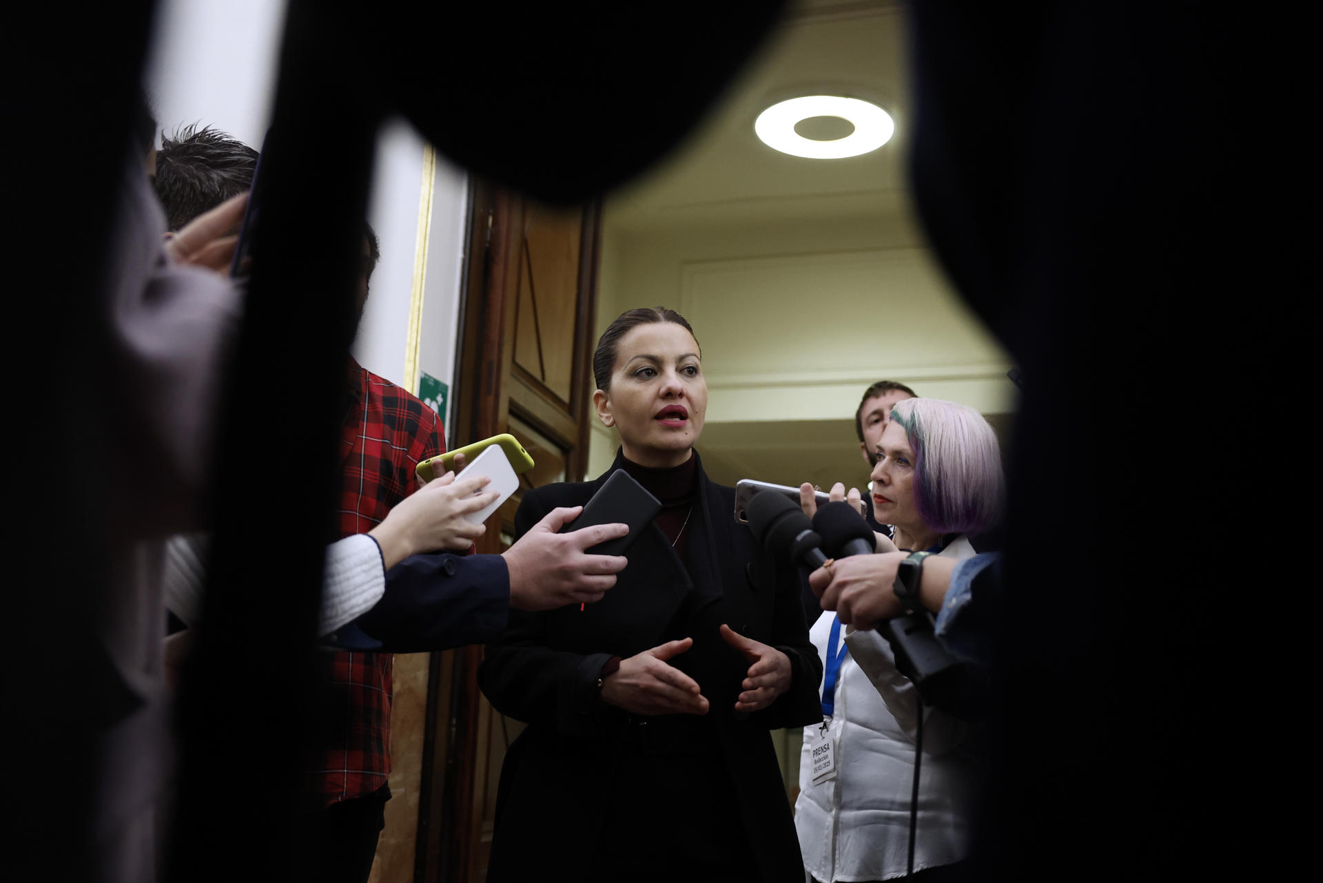 La ministra de Juventud e Infancia, Sira Rego, atiende a la prensa tras la sesión de control al Ejecutivo que tiene lugar este miércoles en el Congreso. EFE/Juan Carlos Hidalgo