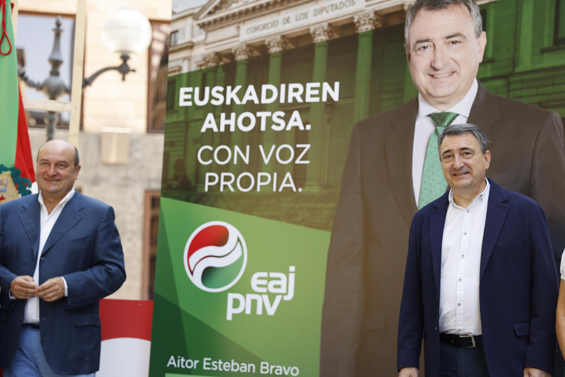 El presidente del Euzkadi Buru Batzar, Andoni Ortuzar (i), junto al que será su sucesor Aitor Esteban (d), en una imagen de archivo. EFE/Luis Tejido