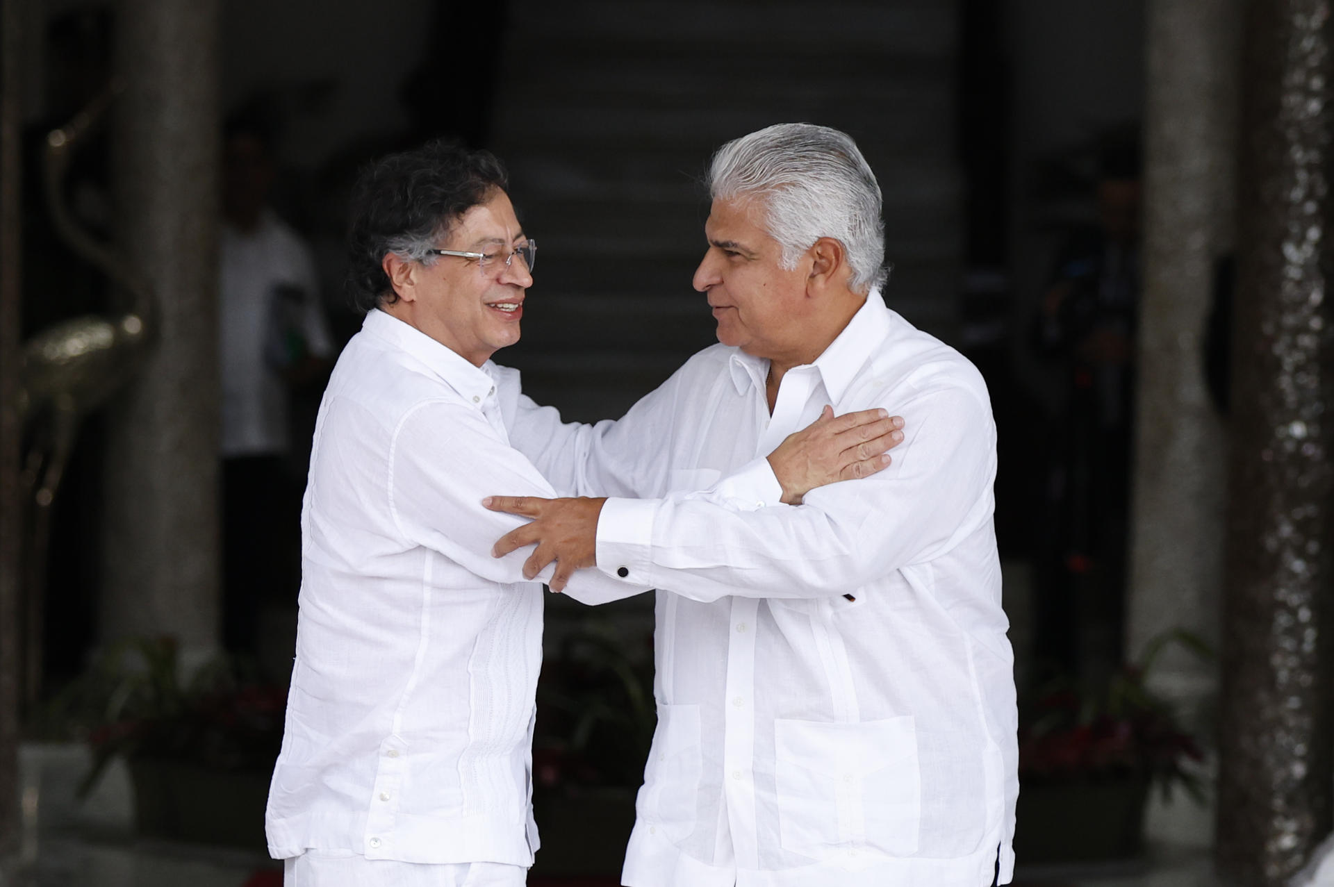 El presidente de Panamá, José Raúl Mulino (d), saluda al presidente de Colombia, Gustavo Petro (i), este viernes, en Ciudad de Panamá (Panamá). EFE/ Bienvenido Velasco