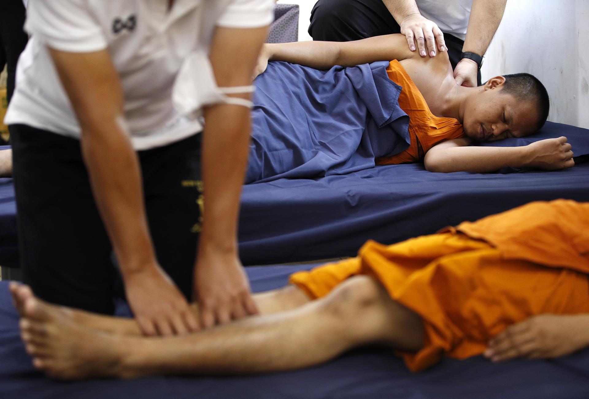 Fotografía de archivo, tomada el 09/06/2024, que muestra a monjes budistas recibiendo un masaje tailandés traidicional en Bangkok. EFE/EPA/RUNGROJ YONGRIT