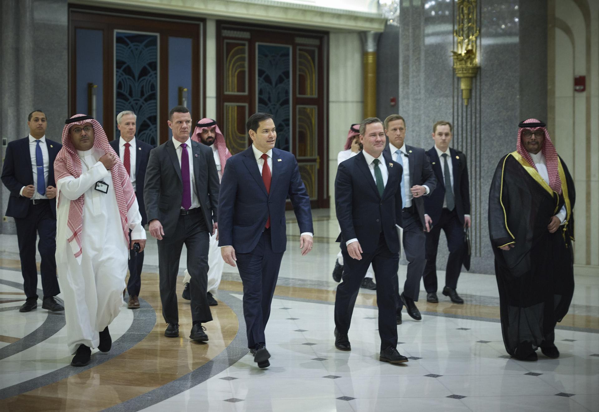 Una foto cedida que muestra al Secretario de Estado de EE. UU. Marco Rubio (D) y al Asesor de Seguridad Nacional de EE. UU. Mike Waltz (i) llegando para una reunión con funcionarios ucranianos en Jeddah, Arabia Saudí, el 11 de marzo de 2025. EFE/Servicio de Prensa Presidencial de Ucrania