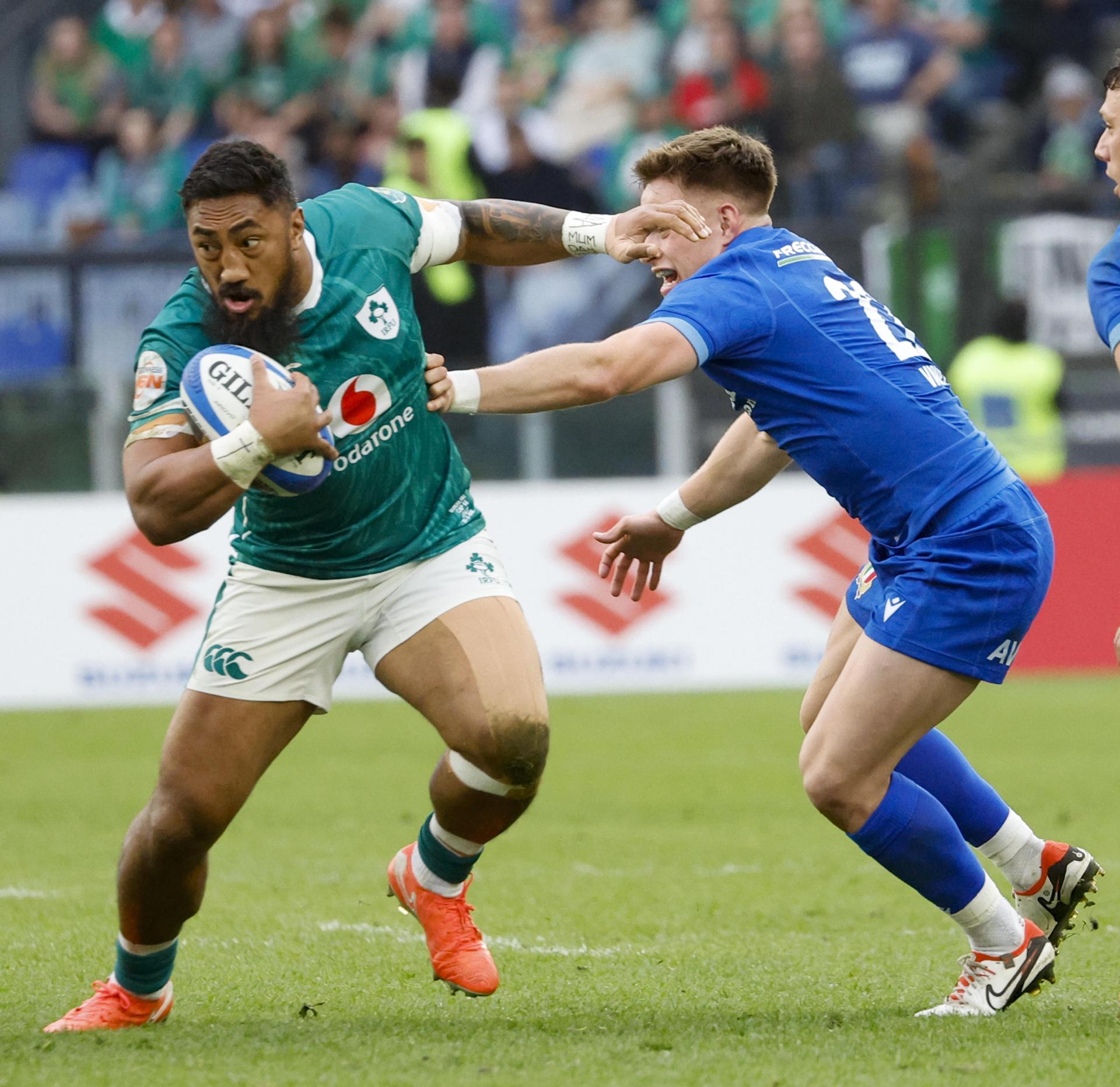 (I-D) El irlandés Bundee Aki y el italiano Stephen Varney durante el partido del Seis Naciones que han jugado en el Olímpico de Roma, Italia. EFE/EPA/FABIO FRUSTACI