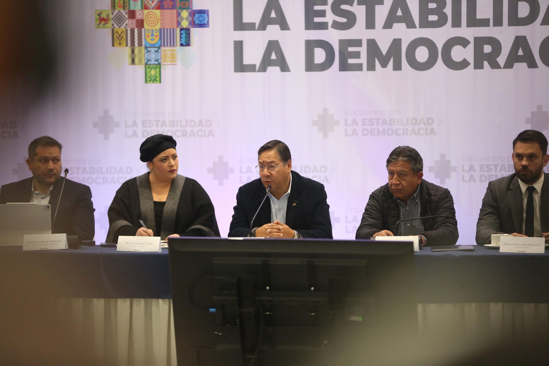 El presidente de Bolivia, Luis Arce (c), habla durante una reunión en Casa Grande, este martes en La Paz (Bolivia). EFE/ Luis Gandarillas