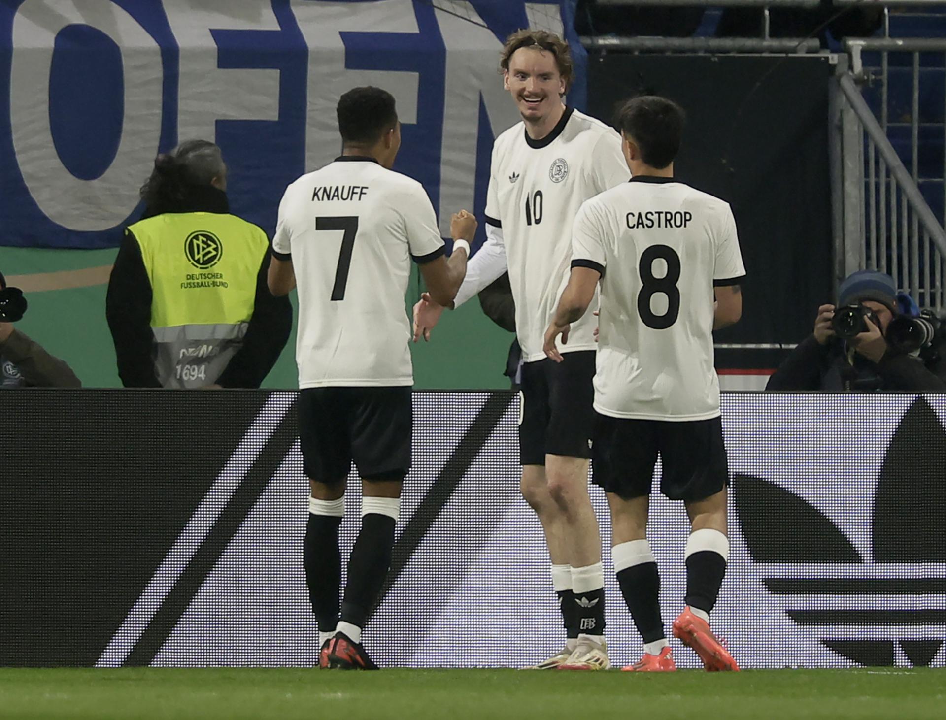 El delantero alemán Nick Woltemade (c) celebra uno de sus tres goles durante el partido amistoso que han jugado las selecciones sub 21 de Alemania y España en Darmstadt, Alemania. EFE/EPA/RONALD WITTEK