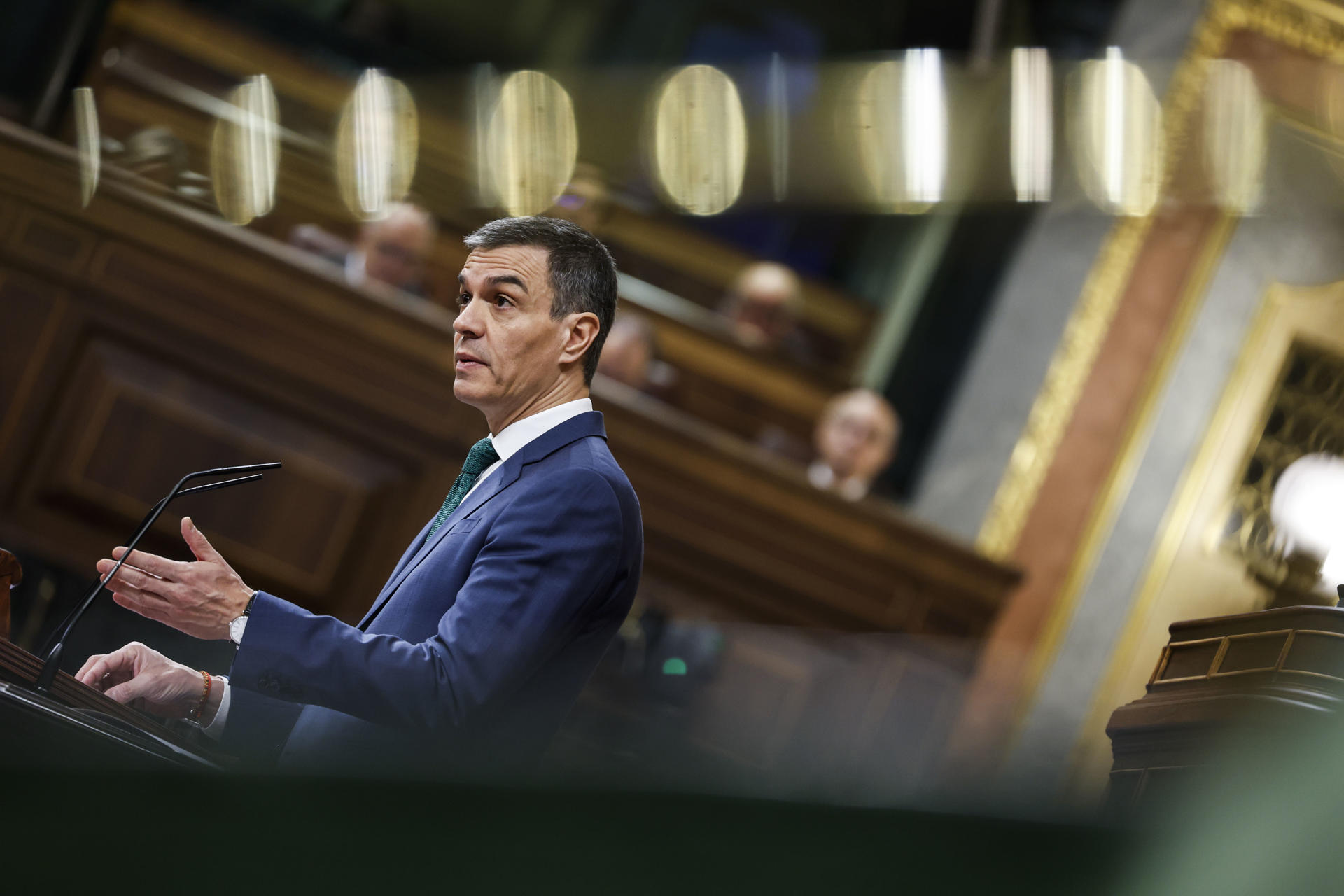 El presidente del Gobierno, Pedro Sánchez, durante su comparecencia a petición propia este miércoles en el Congreso para informar sobre el nuevo escenario geopolítico de la Unión Europea y las conclusiones del Consejo Europeo y convencer de la necesidad de que España aumente la inversión en defensa. EFE/ Javier Lizón
