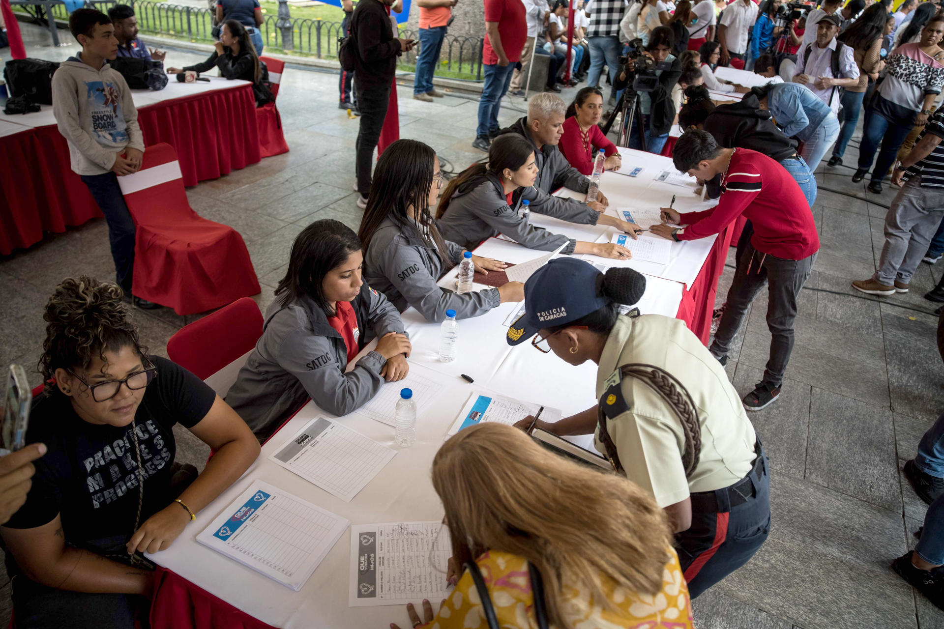 Personas participan en una recolección de firmas este miércoles en la Plaza Bolívar en Caracas (Venezuela). EFE/ Miguel Gutiérrez