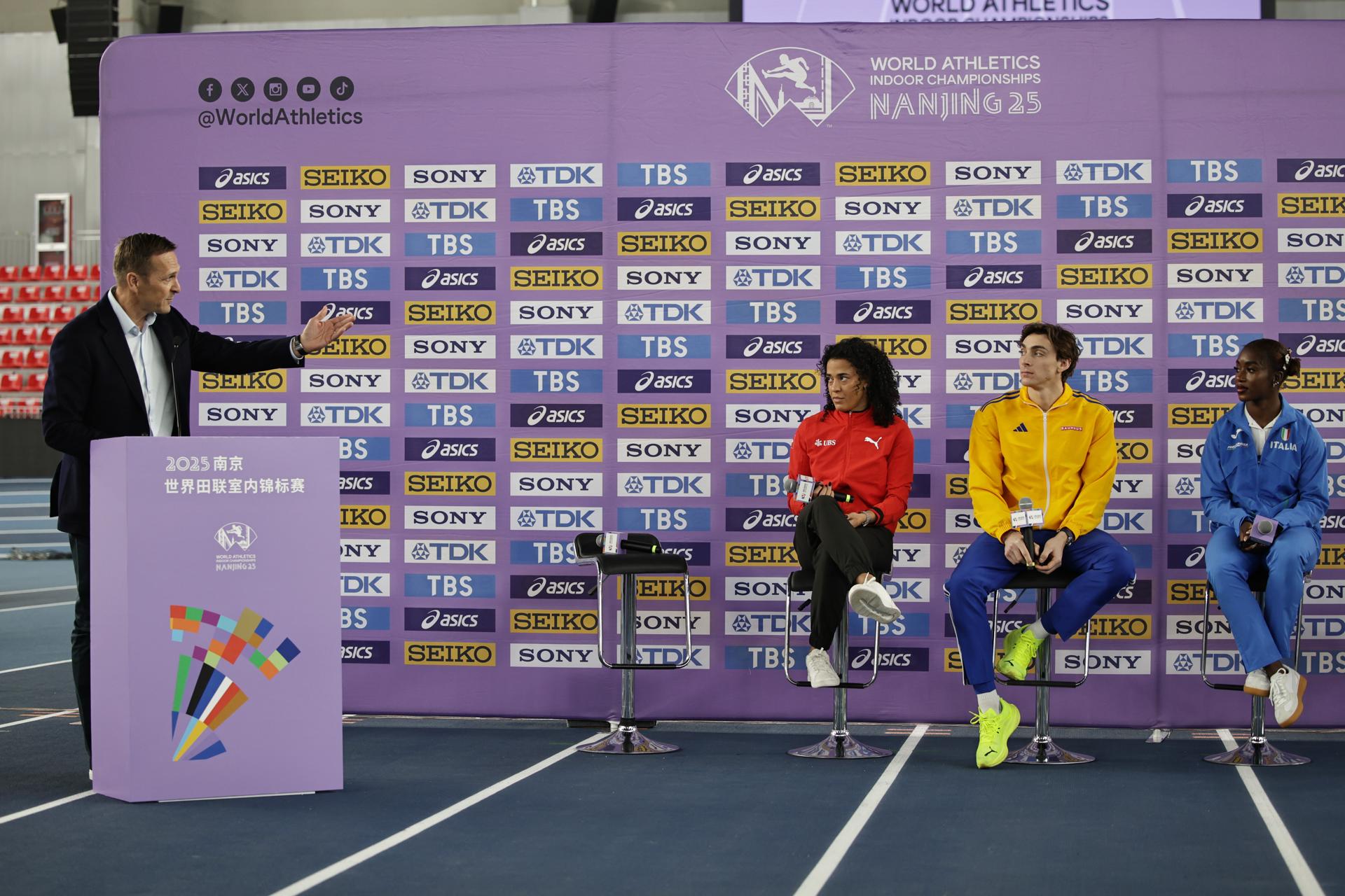 El CEO de World Athletics, Jon Ridgeon, la suiza Ditaji Kambundji, el sueco Armand Duplantis, y la italiana Zaynab Dosso durante la rueda de prensa previa al Campeonayo del Mundo bajo techo de Nanjing. EFE/ANDRES MARTINEZ CASARES