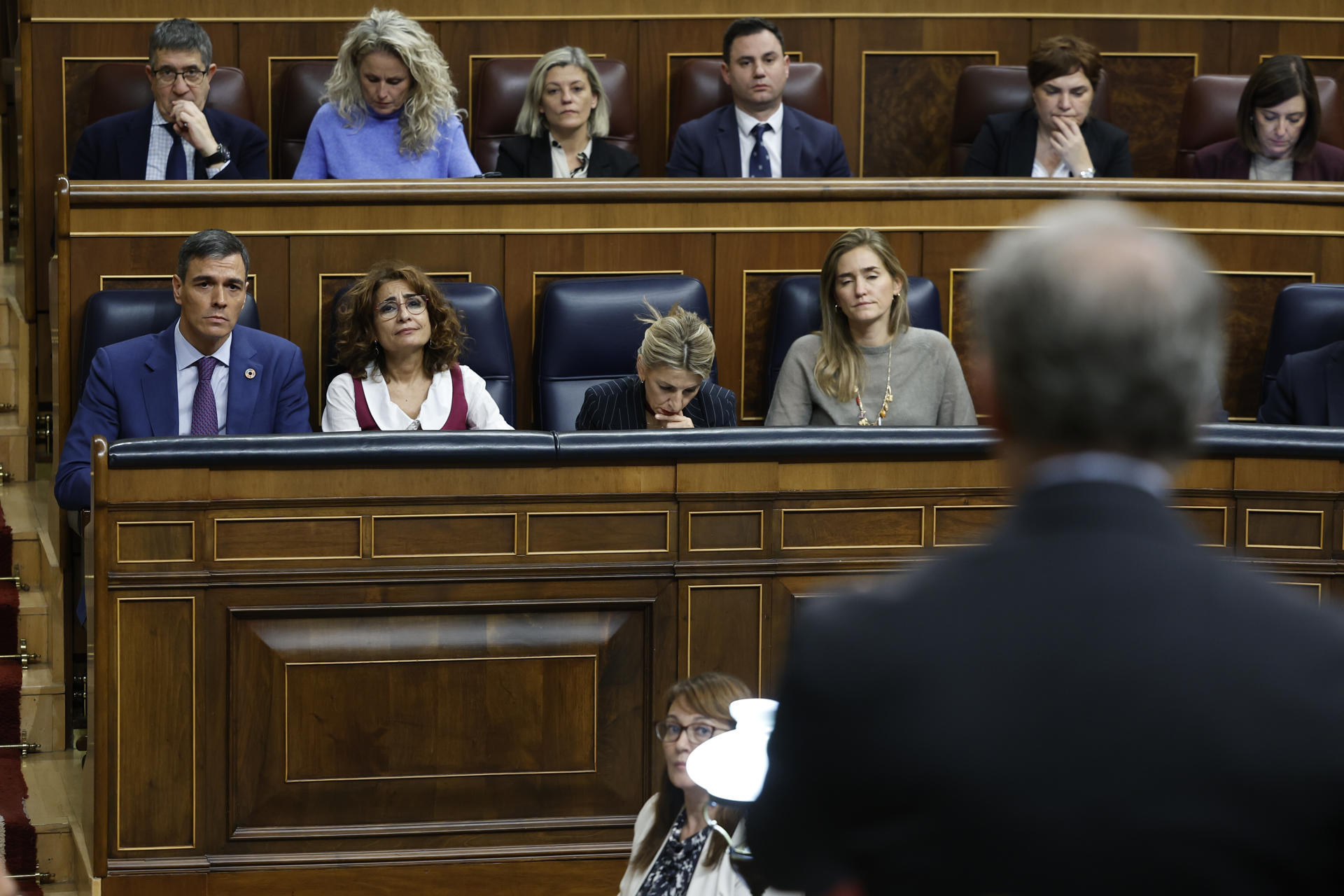 El presidente del Gobierno, Pedro Sánchez, escucha la intervención del líder del PP, Alberto Núñez Feijóo, en la sesión de control al Ejecutivo del pasado miércoles en el Congreso. EFE/ Chema Moya