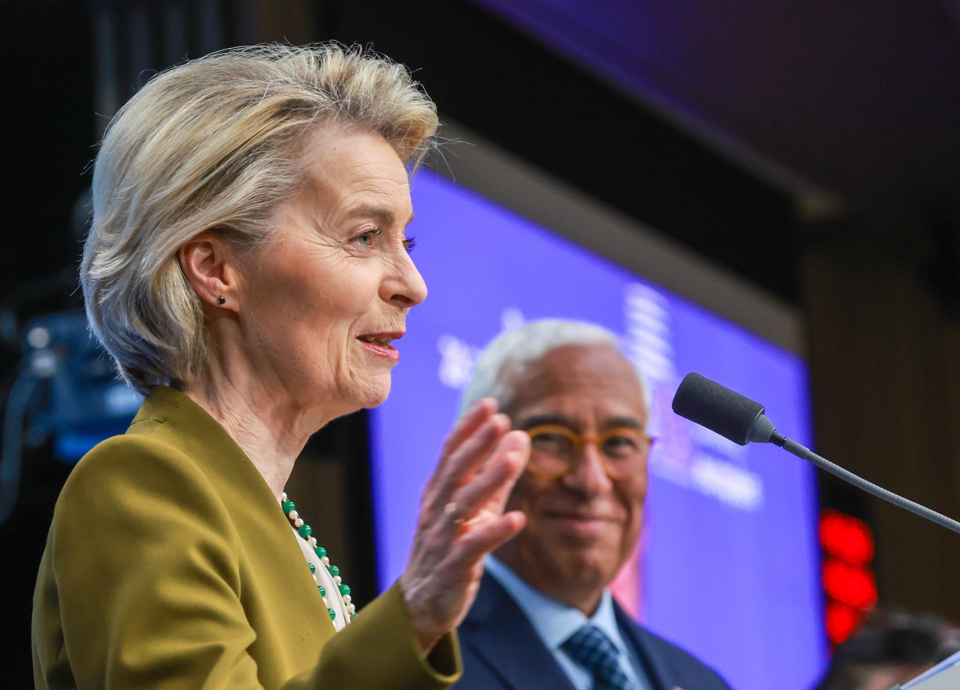 La presidenta de la Comisión Europea, Ursula von der Leyen, y el presidente del Consejo Europeo, Antonio Costa, durante la conferencia de prensa final durante la cumbre del Consejo Europeo en Bruselas, Bélgica, el 20 de marzo de 2025. EFE/EPA/OLIVIER HOSLET