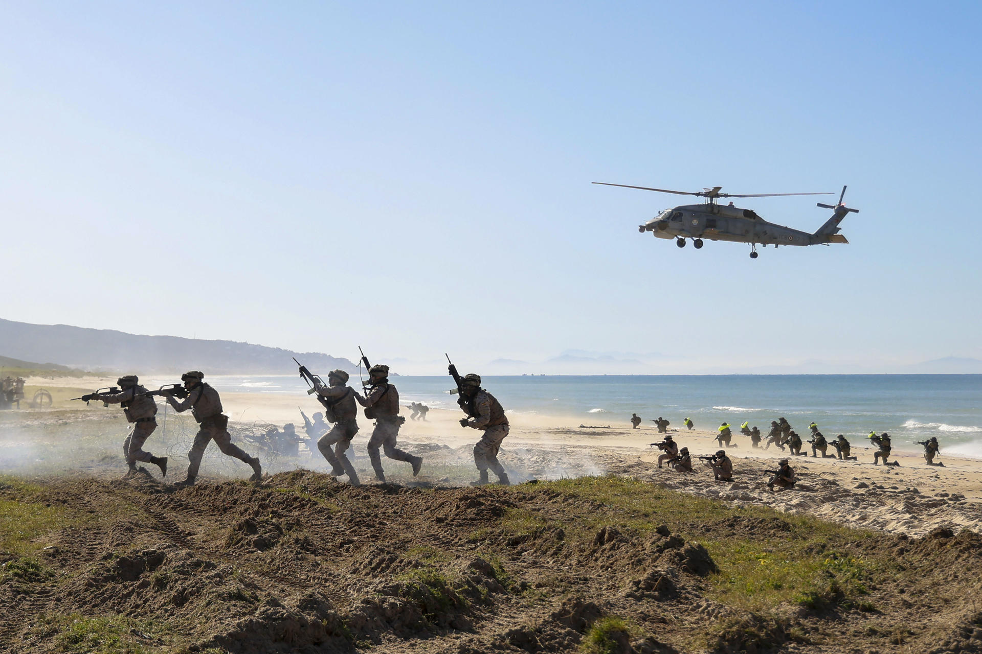 Unos 4.000 militares de nueve países de la OTAN participan en el ejercicio naval Dynamic 'Mariner/Flotex 25" de la OTAN, este viernes en el Campo de Adiestramiento de la Sierra del Retín, en Barbate (Cádiz). EFE/ A.carrasco Ragel