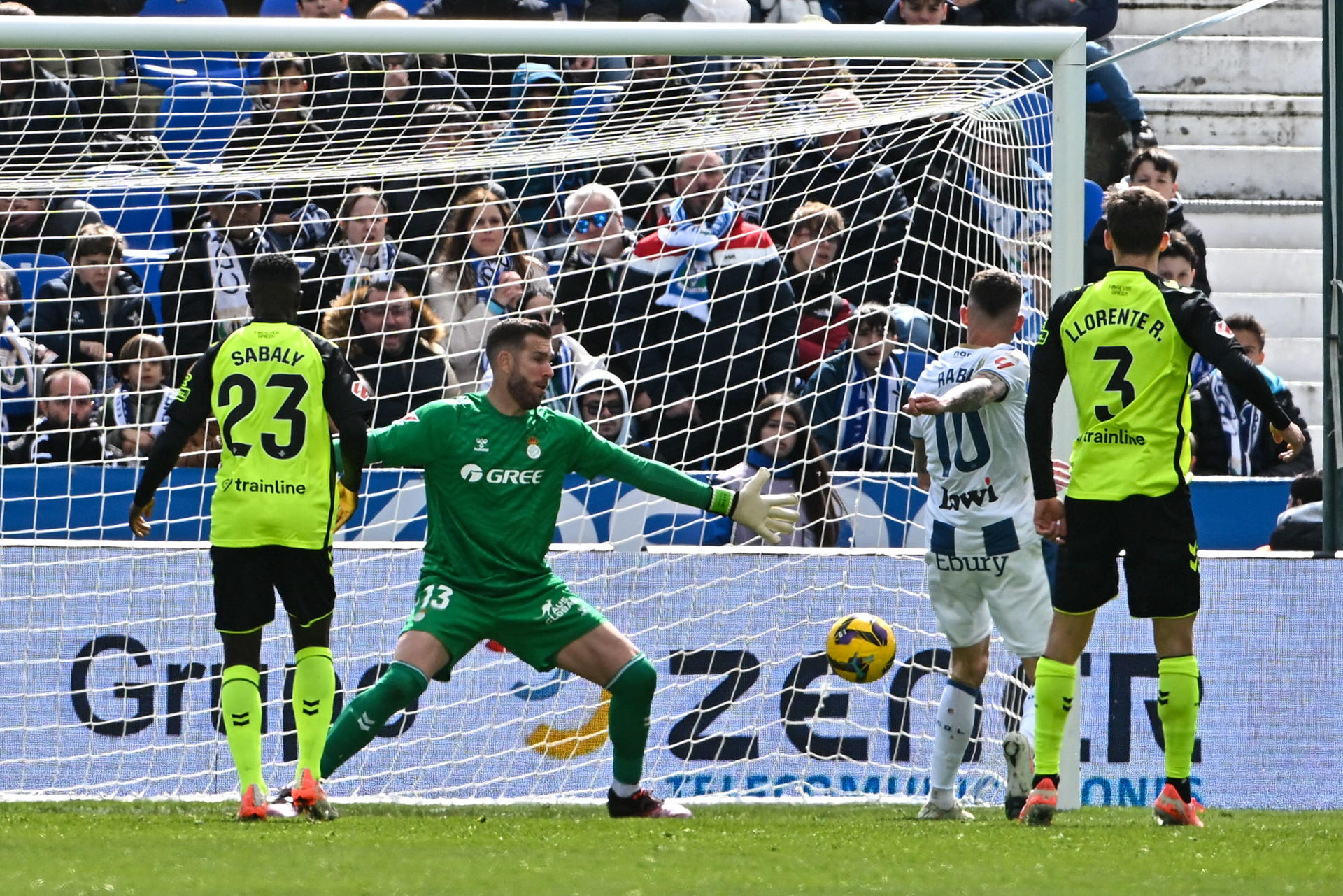Dani Raba (2d), del Leganés, marca el 2-0 durante el partido de LaLiga Leganés-Betis este domingo en el estadio municipal Butarque en Leganés (Madrid). EFE/ Fernando Villar