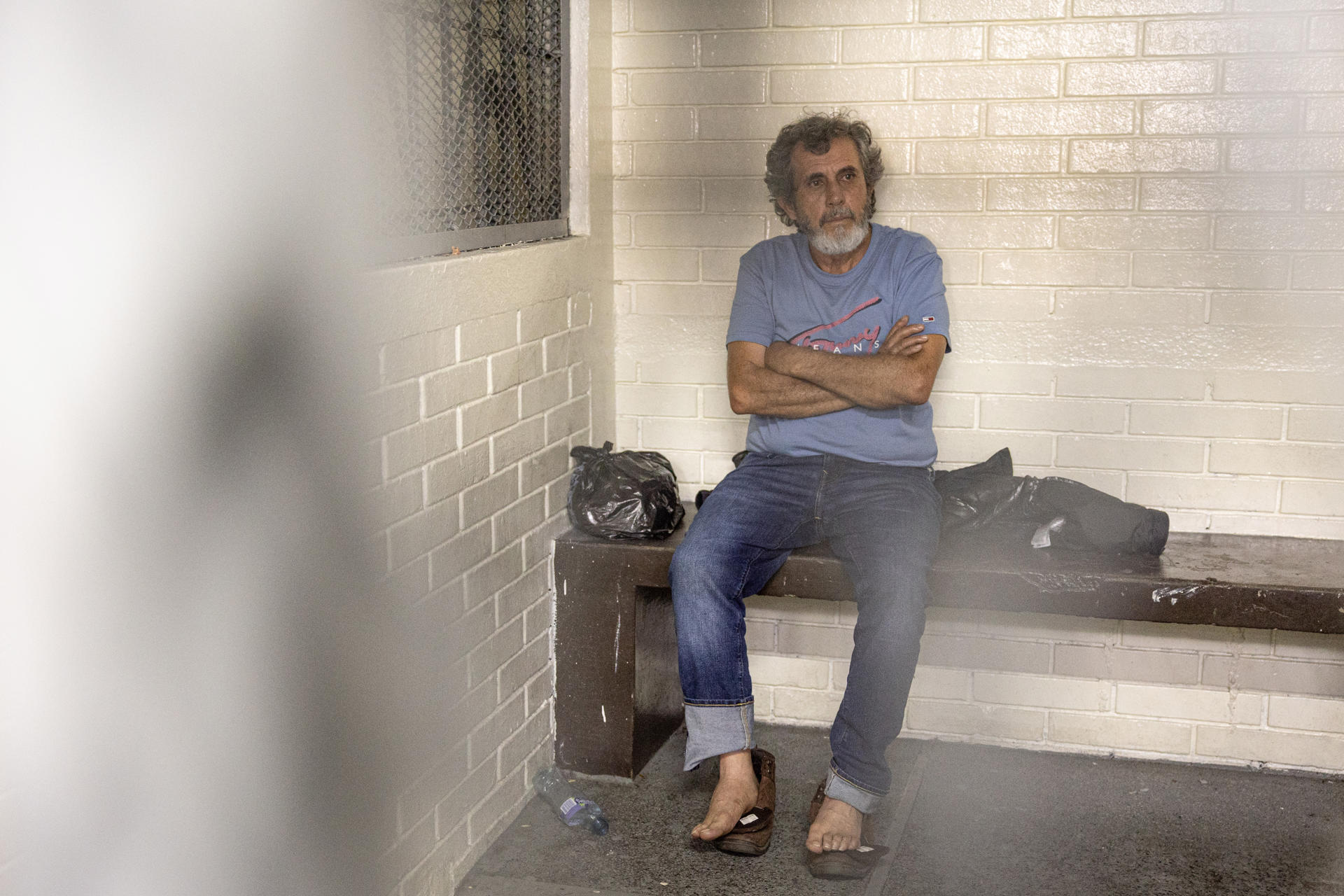 El narcotraficante Baldomero Samayoa, alias 'Chicharra', espera en la Torre de Tribunales de la Ciudad de Guatemala luego de la audiencia donde un juez leyó los motivos de su captura este miércoles, en Ciudad de Guatemala (Guatemala). EFE/ David Toro