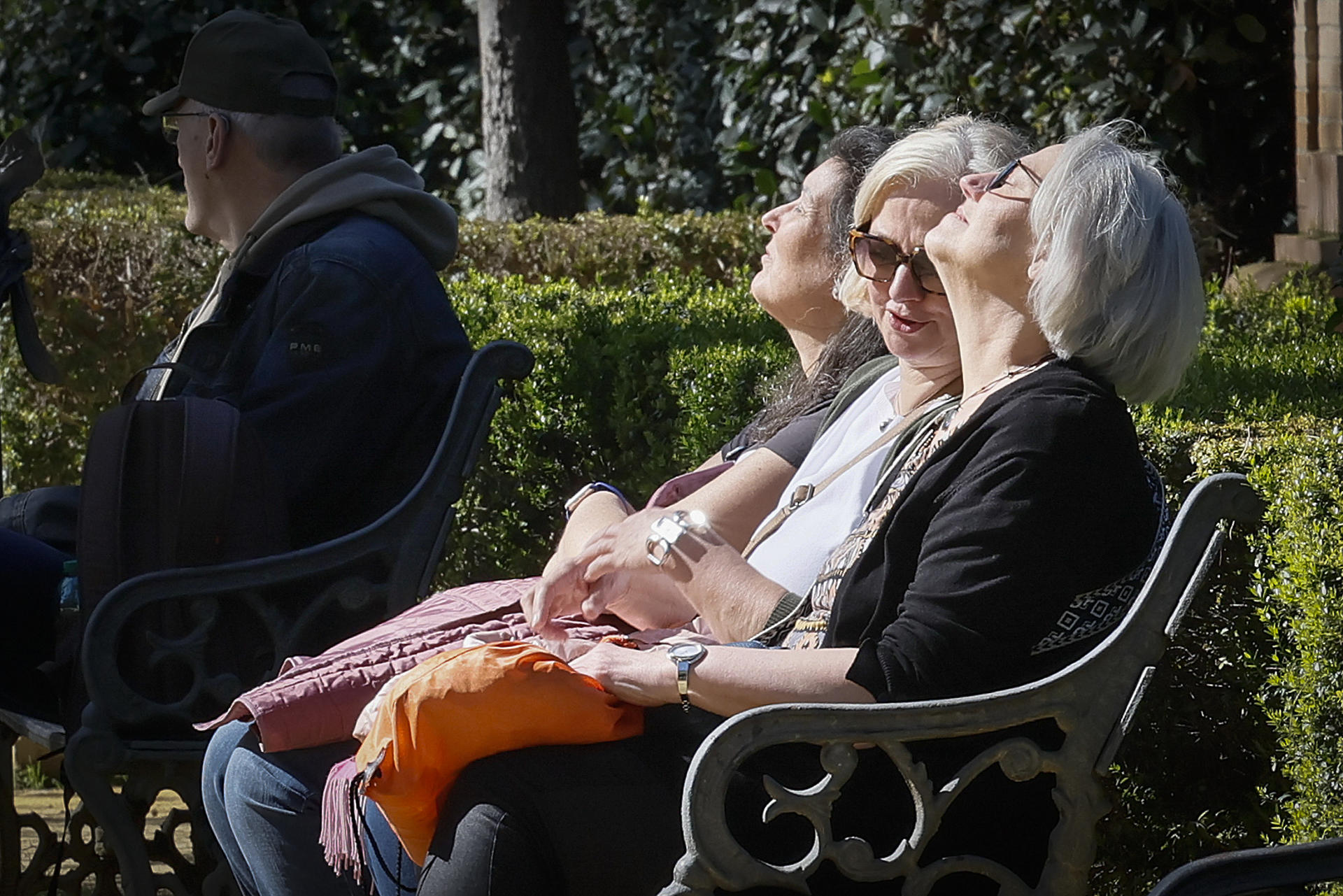 Varias personas sentadas al sol esta semana. EFE/José Manuel Vidal