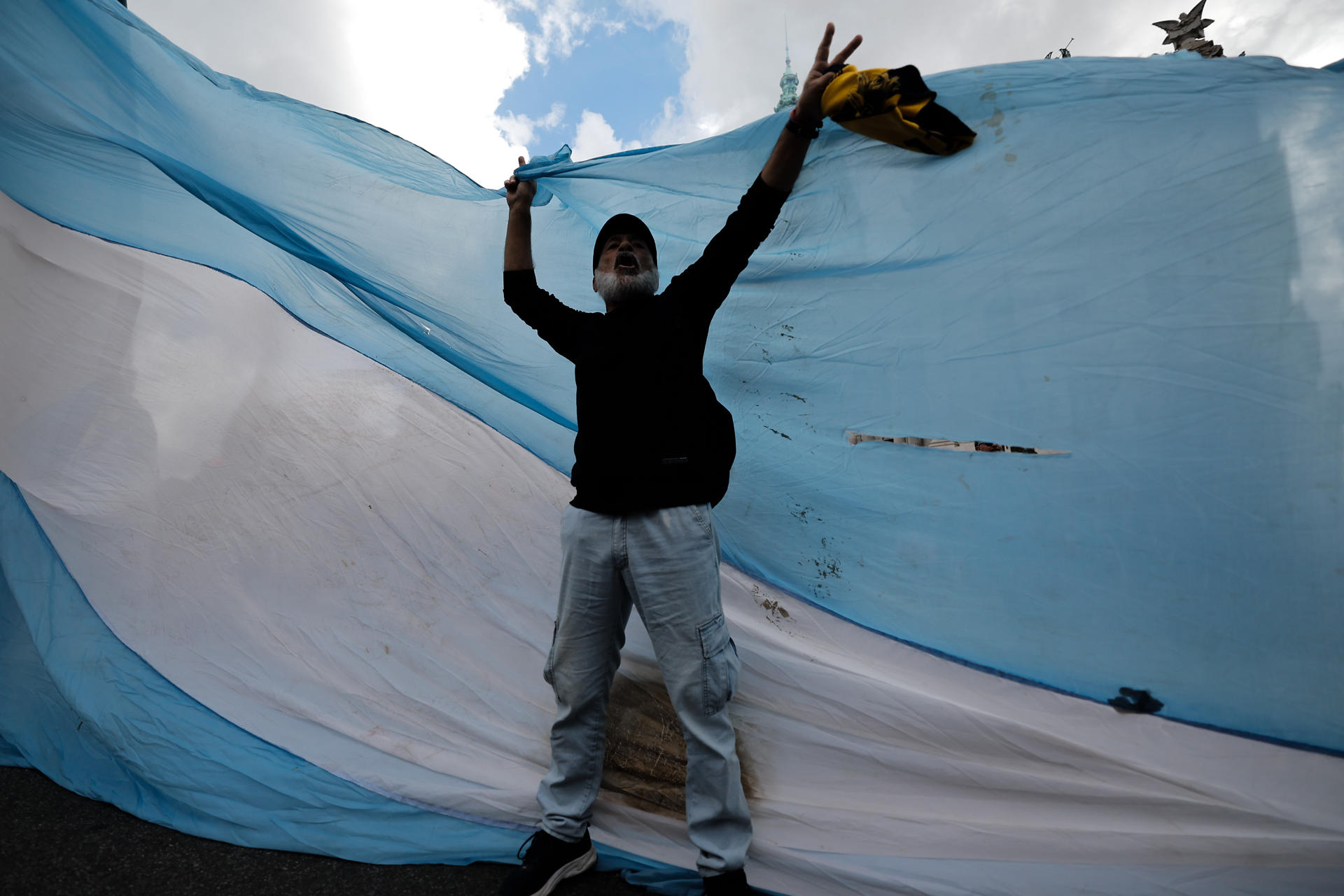 Un manifestante grita consignas agitando una bandera de Argentina en Buenos Aires (Argentina). Foto de archivo. EFE/ Juan Ignacio Roncoroni