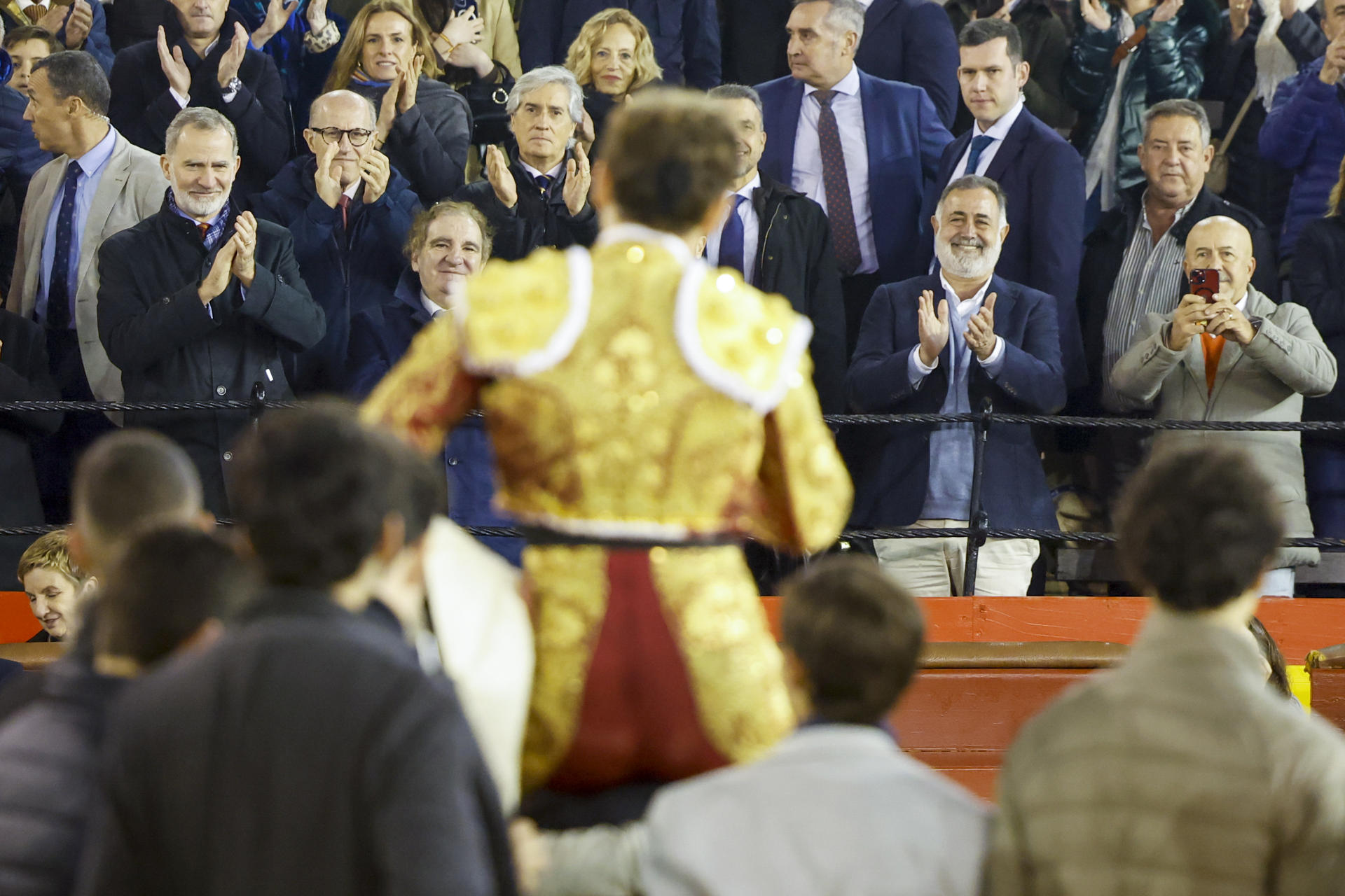 Felipe VI (i) aplaude al diestro, Román, que sale a hombros tras la corrida de la Feria de Fallas con toros de La Quinta para el mano a mano que ha compartido con Borja Jiménez. EFE/Ana Escobar
