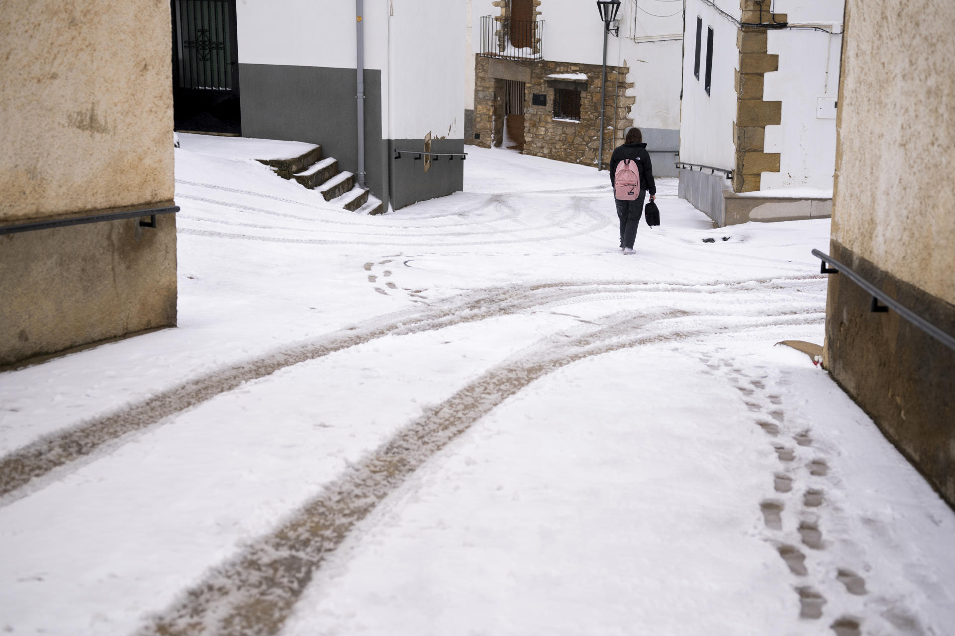 Una persona pasea por las calles de Ares del Maestrat (Castellón) cubiertas de nieve el pasado viernes 14 de marzo,  cuando la Agencia Estatal de Meteorología (Aemet) ha establecido el aviso amarillo por nevadas en el interior de Castellón y el interior norte de Valencia, y por tormentas que podrían ir acompañadas de granizo y vientos fuertes en el litoral sur de Alicante. EFE/Andreu Esteban