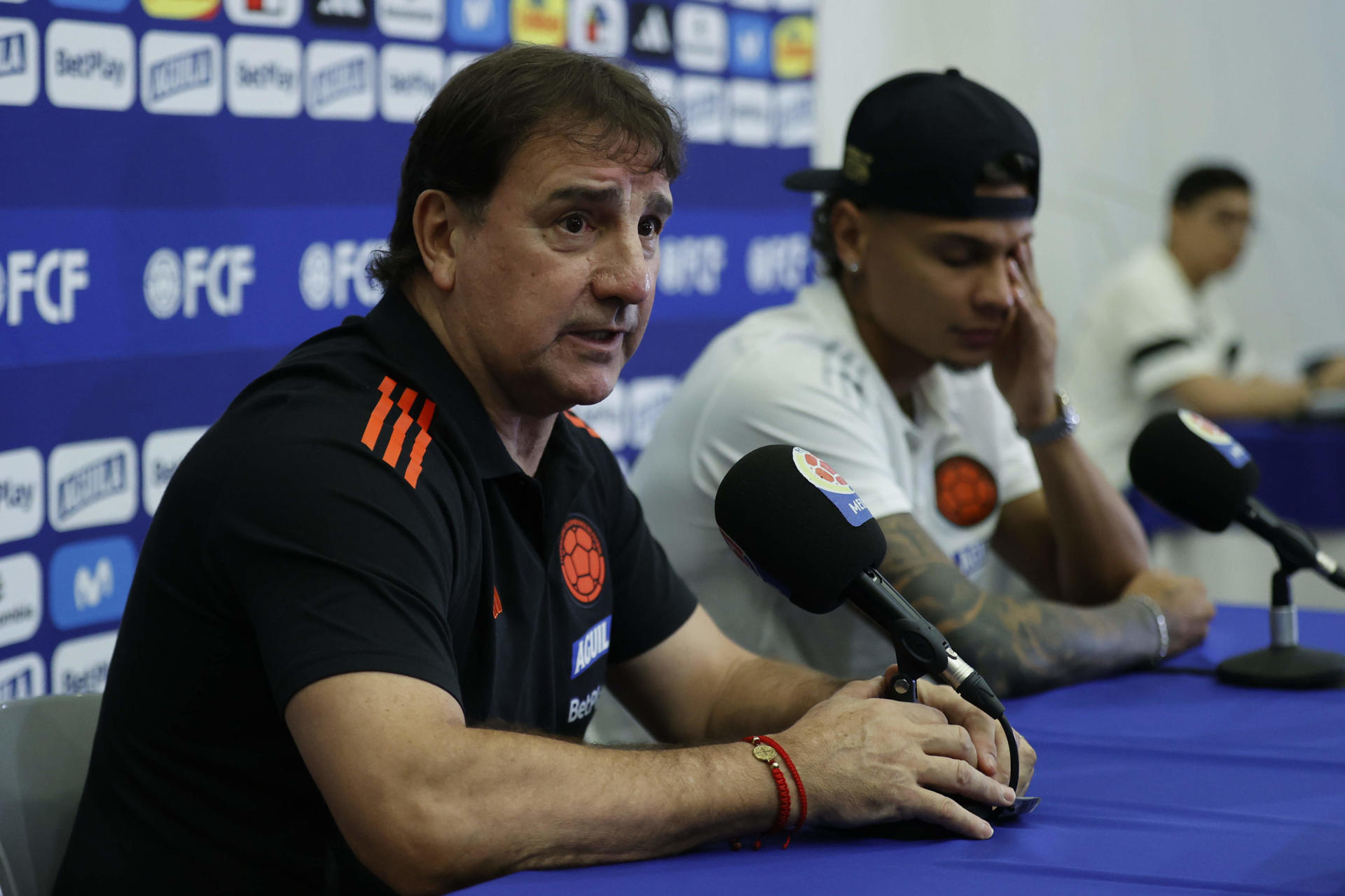 El director técnico de la selección Colombia de fútbol, Néstor Lorenzo (i), habla junto al jugador Richard Ríos durante una rueda de prensa en Barranquilla (Colombia). EFE/Mauricio Dueñas Castañeda