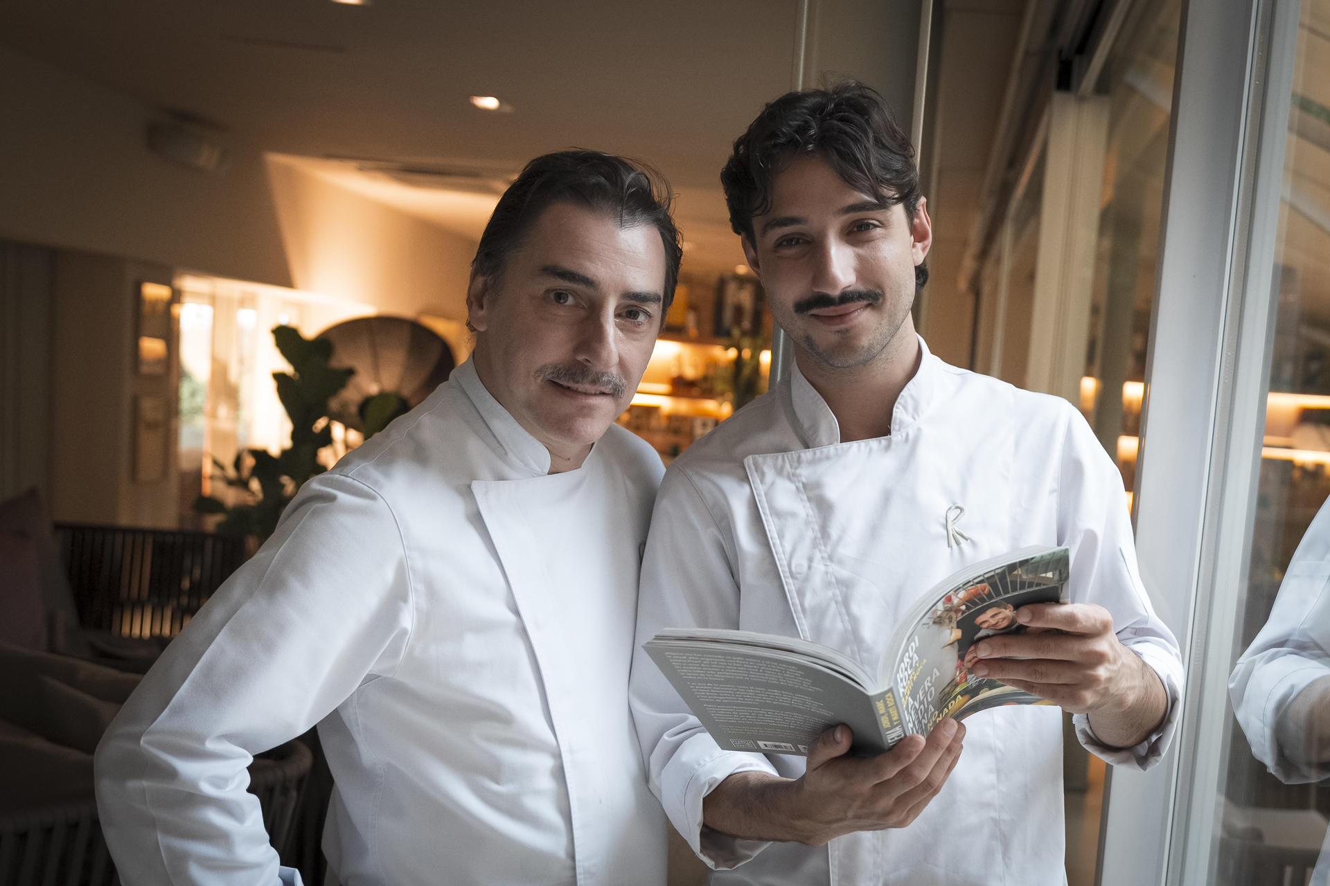 El menor de los hermanos Roca, Jordi, el responsable de los postres del Celler, acaba de publicar junto a sus sobrinos Marc (d) y Martí 'La nevera medio llena', un libro de recetas que los autores ven como algo "para regalárselo a tu hijo al emanciparse". EFE/David Borrat