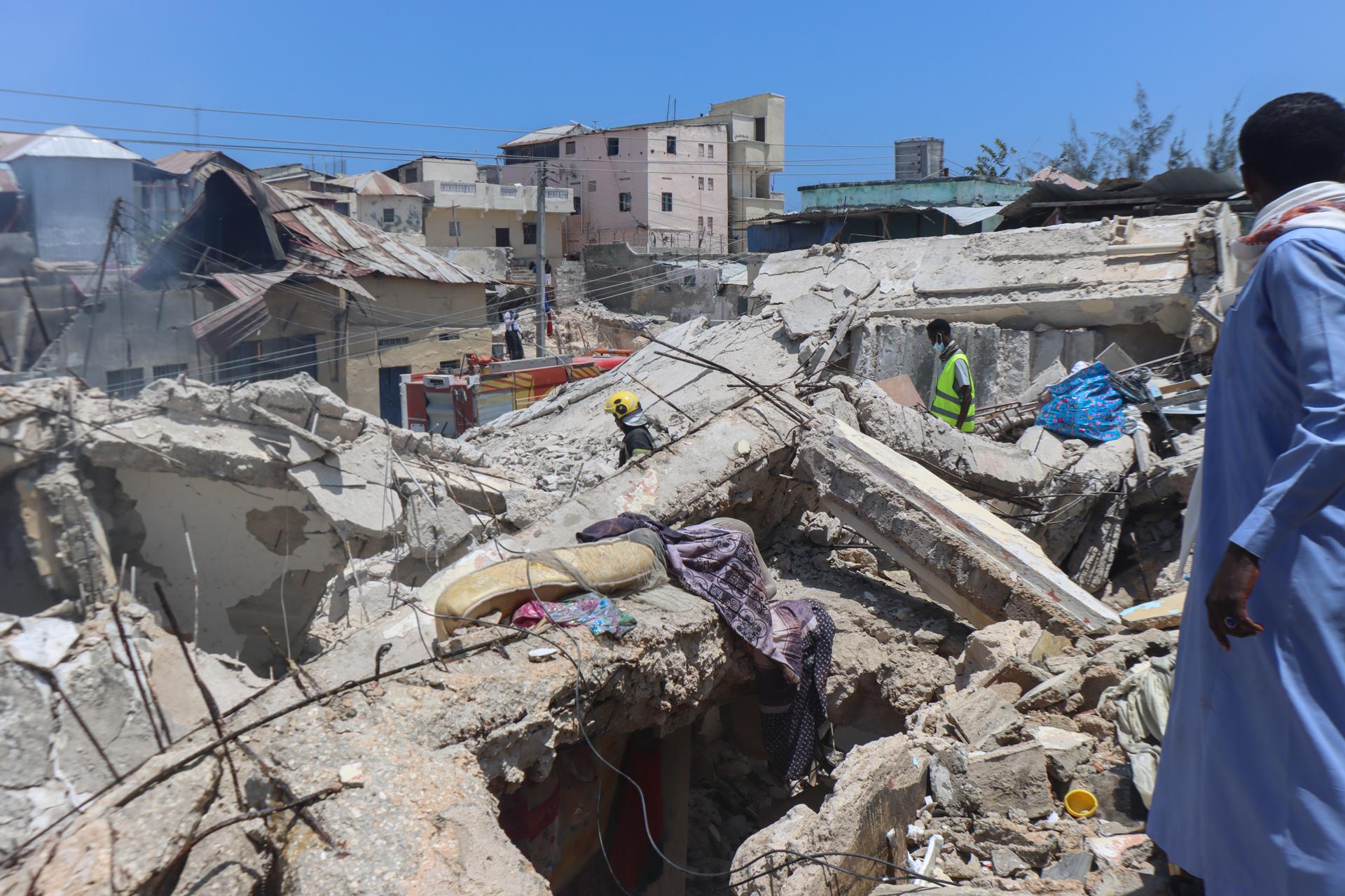 - Los residentes locales inspeccionan los daños de un edificio tras una explosión en Mogadiscio, Somalia, 18 de marzo de 2025. La explosión destruyó un edificio y uno de los vehículos de la guardia presidencial, según Hussein Sheikh Ali, asesor de seguridad nacional de Somalia. (Mogadiscio) EFE/EPA/SAID YUSUF WARSAME